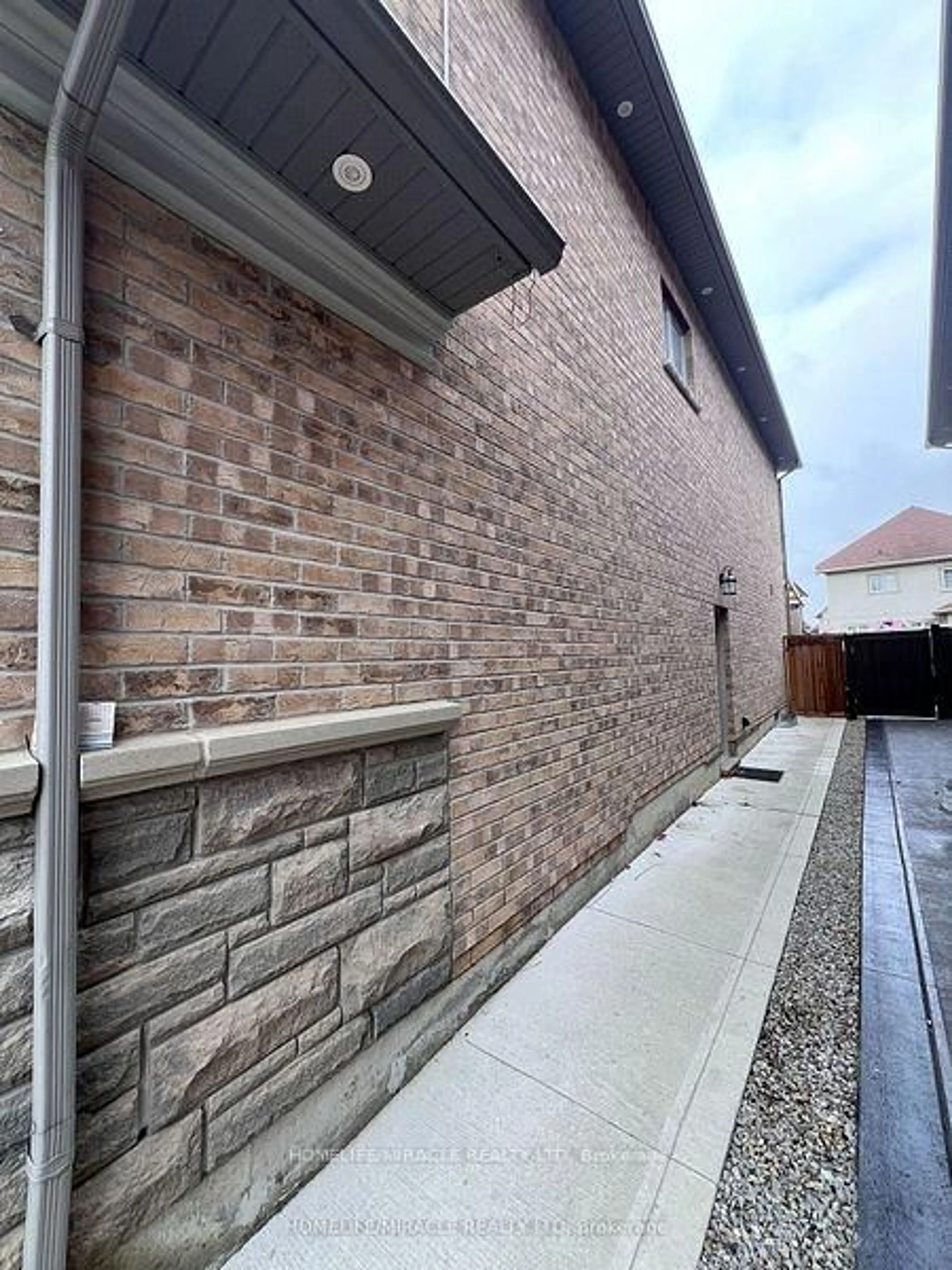 Home with brick exterior material, street for 8 Arda Cres, Brampton Ontario L6P 4G2