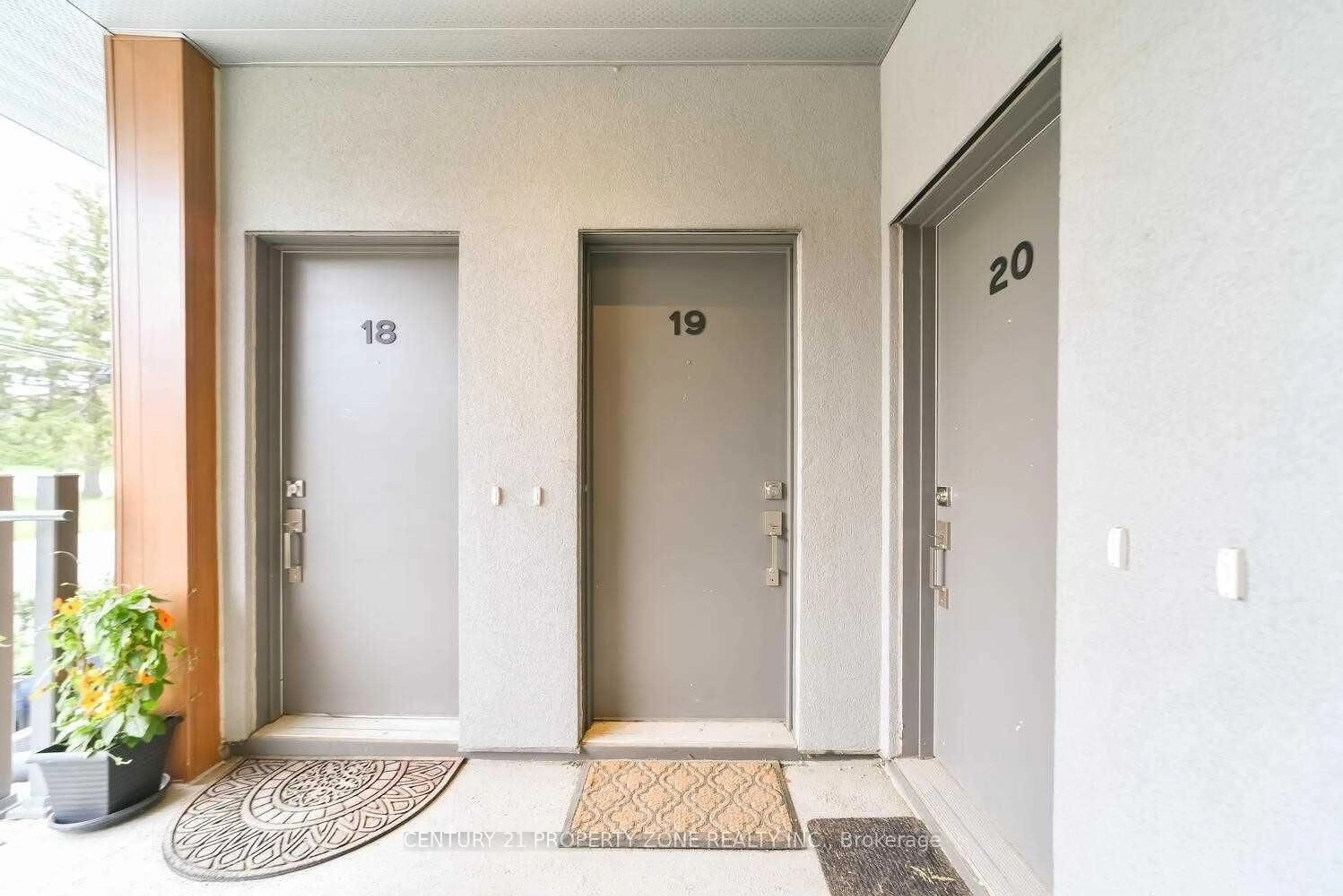 Indoor foyer for 680 Atwater Ave #19, Mississauga Ontario L5G 0B6