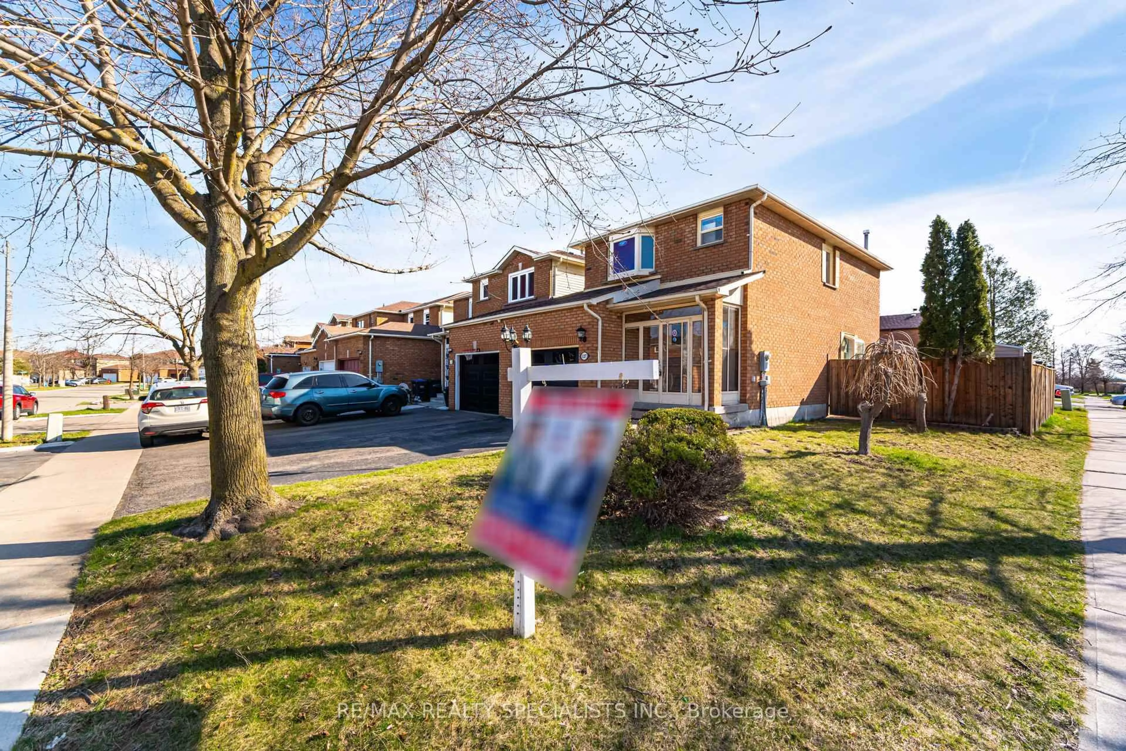 A pic from outside/outdoor area/front of a property/back of a property/a pic from drone, street for 127 Tulip Dr, Brampton Ontario L6Y 3X6