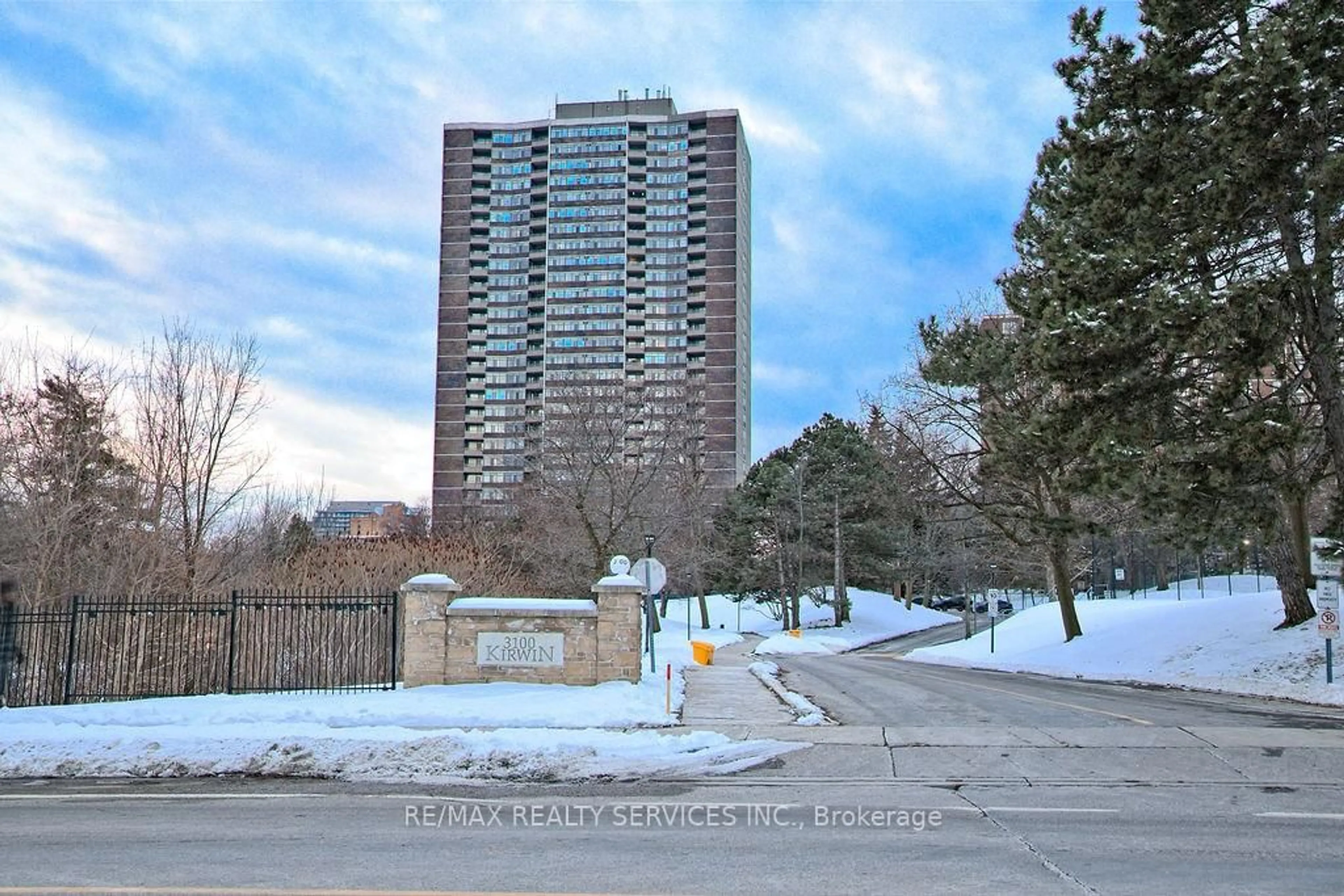 Indoor foyer for 3100 Kirwin Ave #2808, Mississauga Ontario L5A 3S6