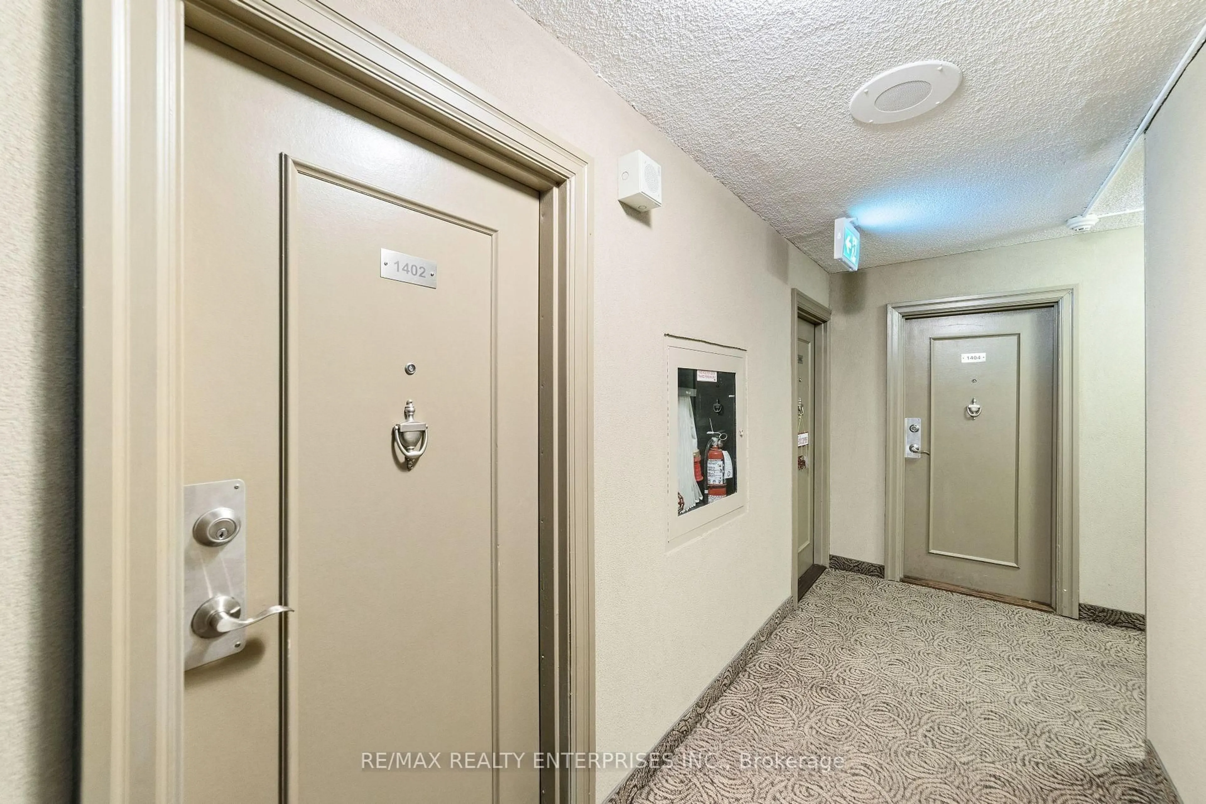 Indoor foyer for 975 Warwick Crt #1402, Burlington Ontario L7T 3Z7