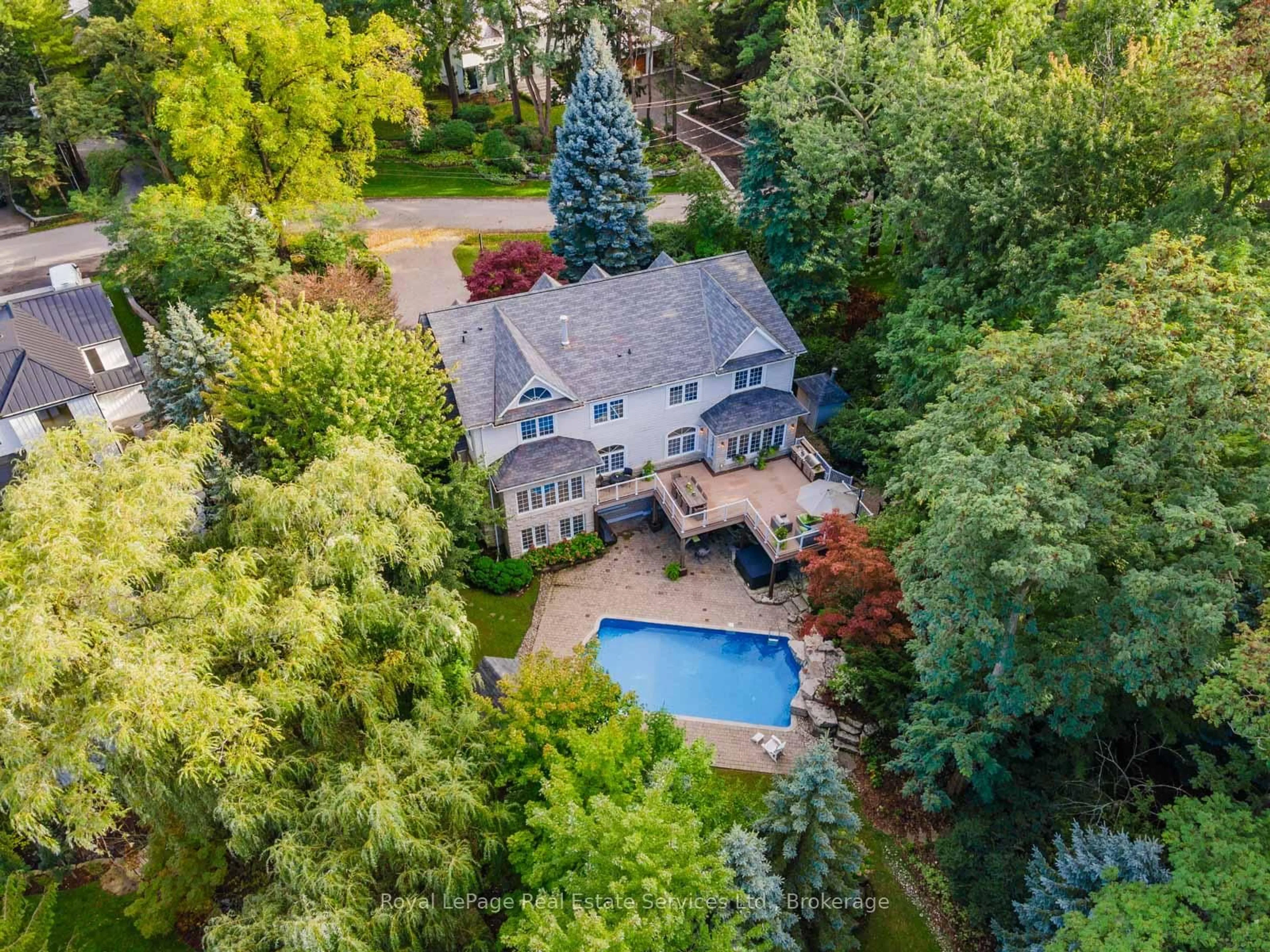 A pic from outside/outdoor area/front of a property/back of a property/a pic from drone, forest/trees view for 235 LAKEWOOD Dr, Oakville Ontario L6K 1B3
