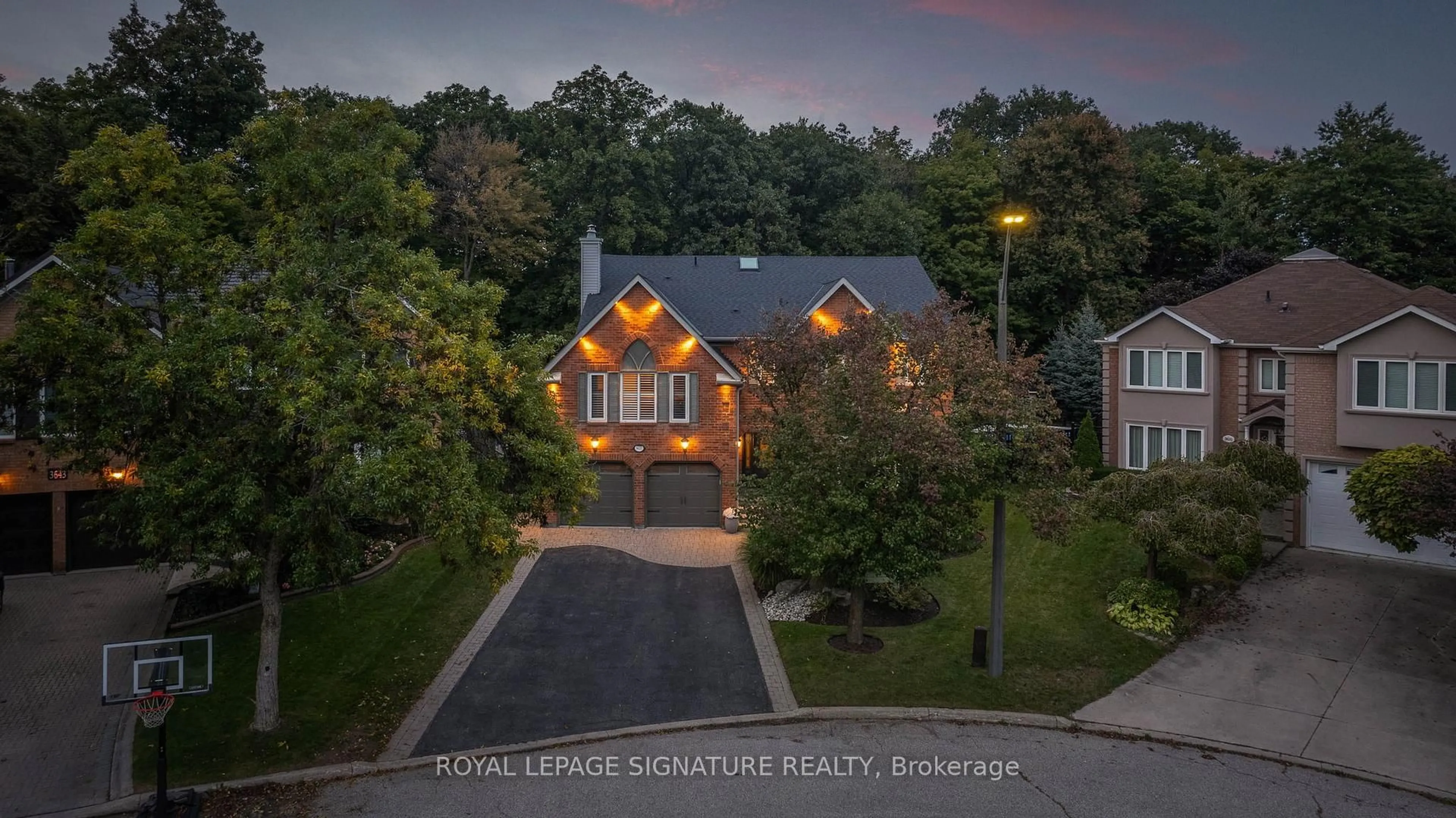 A pic from outside/outdoor area/front of a property/back of a property/a pic from drone, street for 3637 St. Laurent Crt, Mississauga Ontario L5L 4T2
