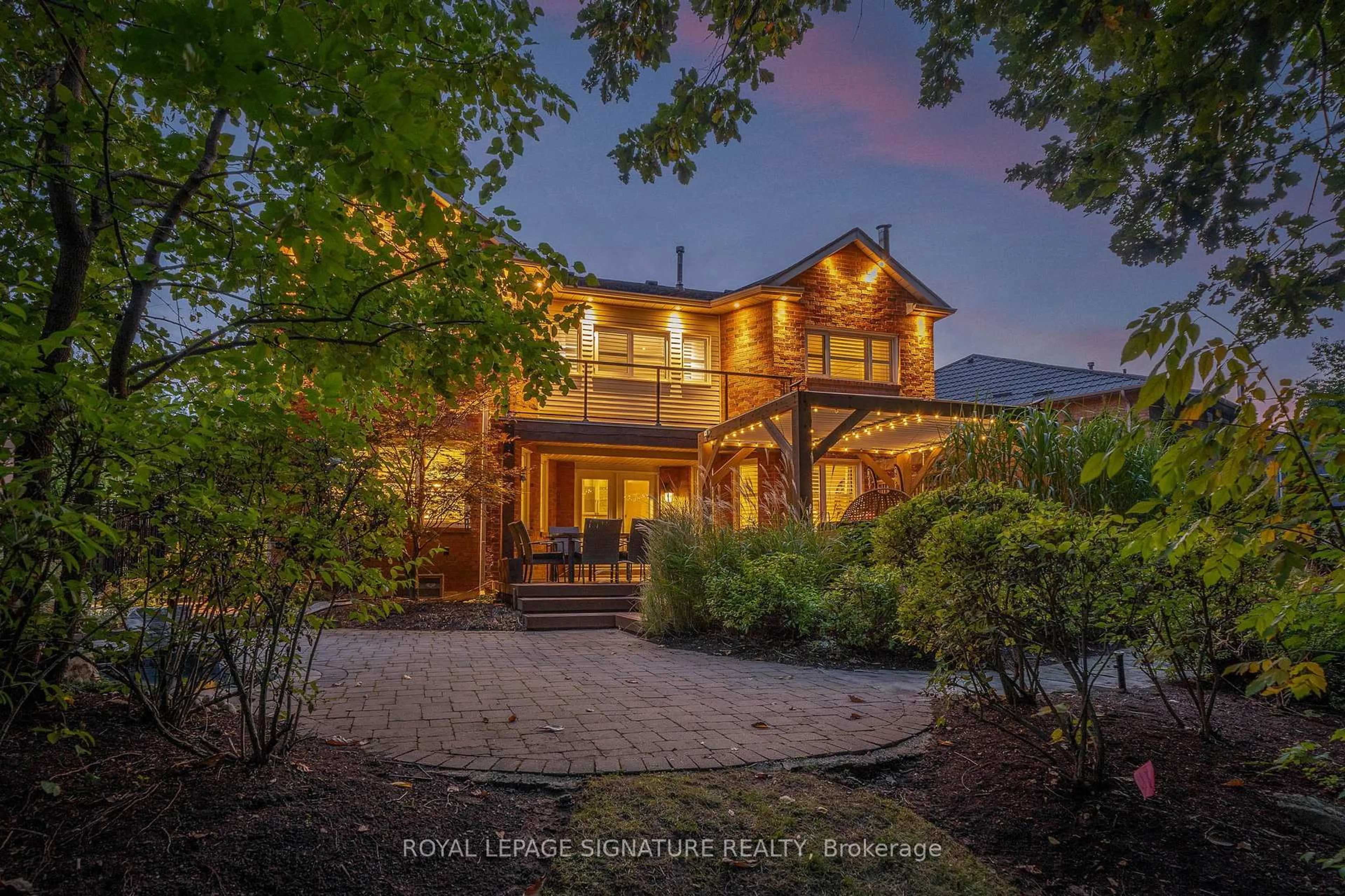 A pic from outside/outdoor area/front of a property/back of a property/a pic from drone, unknown for 3637 St. Laurent Crt, Mississauga Ontario L5L 4T2