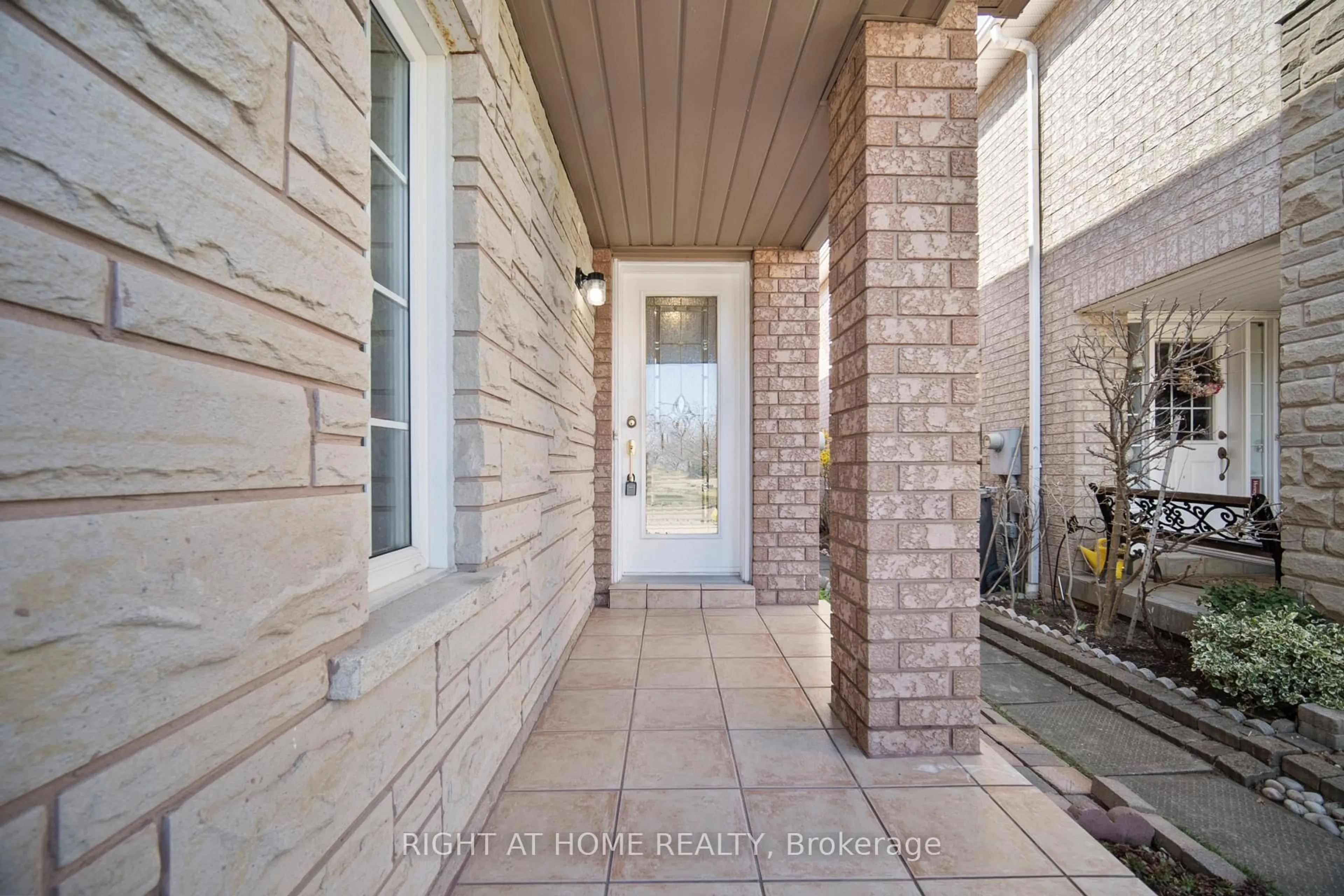 Indoor entryway for 1085 Foxglove Pl, Mississauga Ontario L5V 2N5