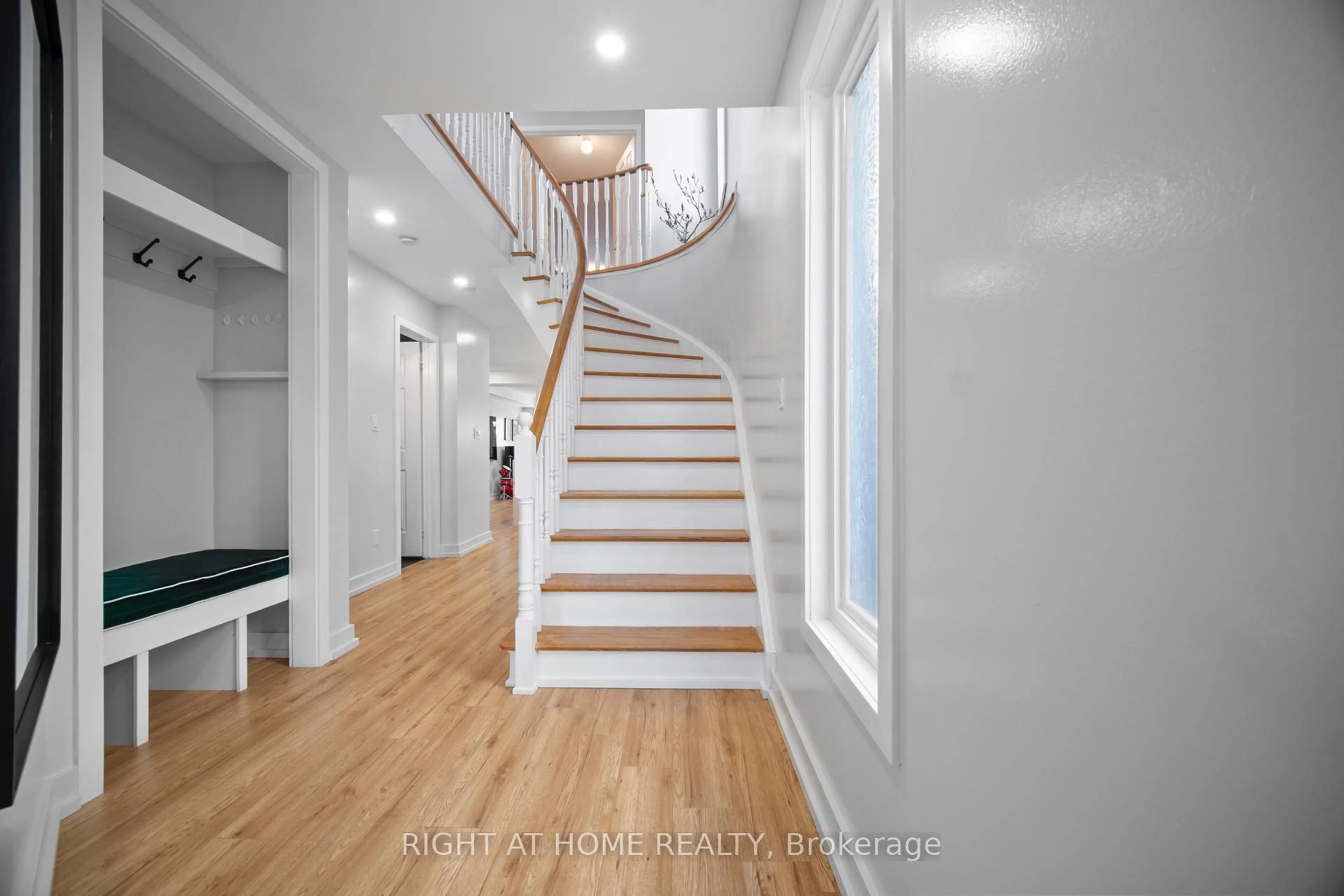 Stairs for 1085 Foxglove Pl, Mississauga Ontario L5V 2N5