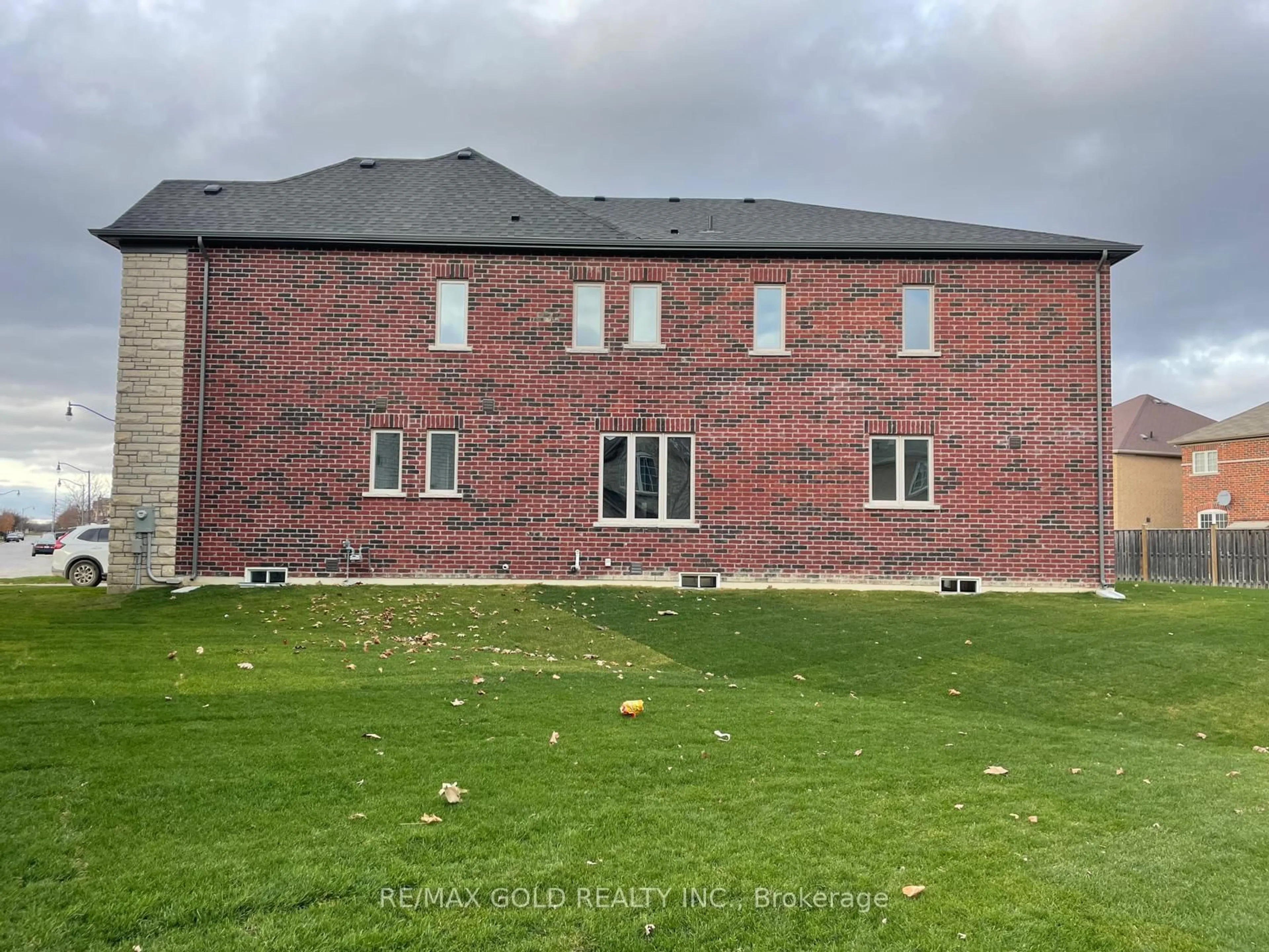 A pic from outside/outdoor area/front of a property/back of a property/a pic from drone, building for 31 Dolomite Dr, Brampton Ontario L6P 4R6