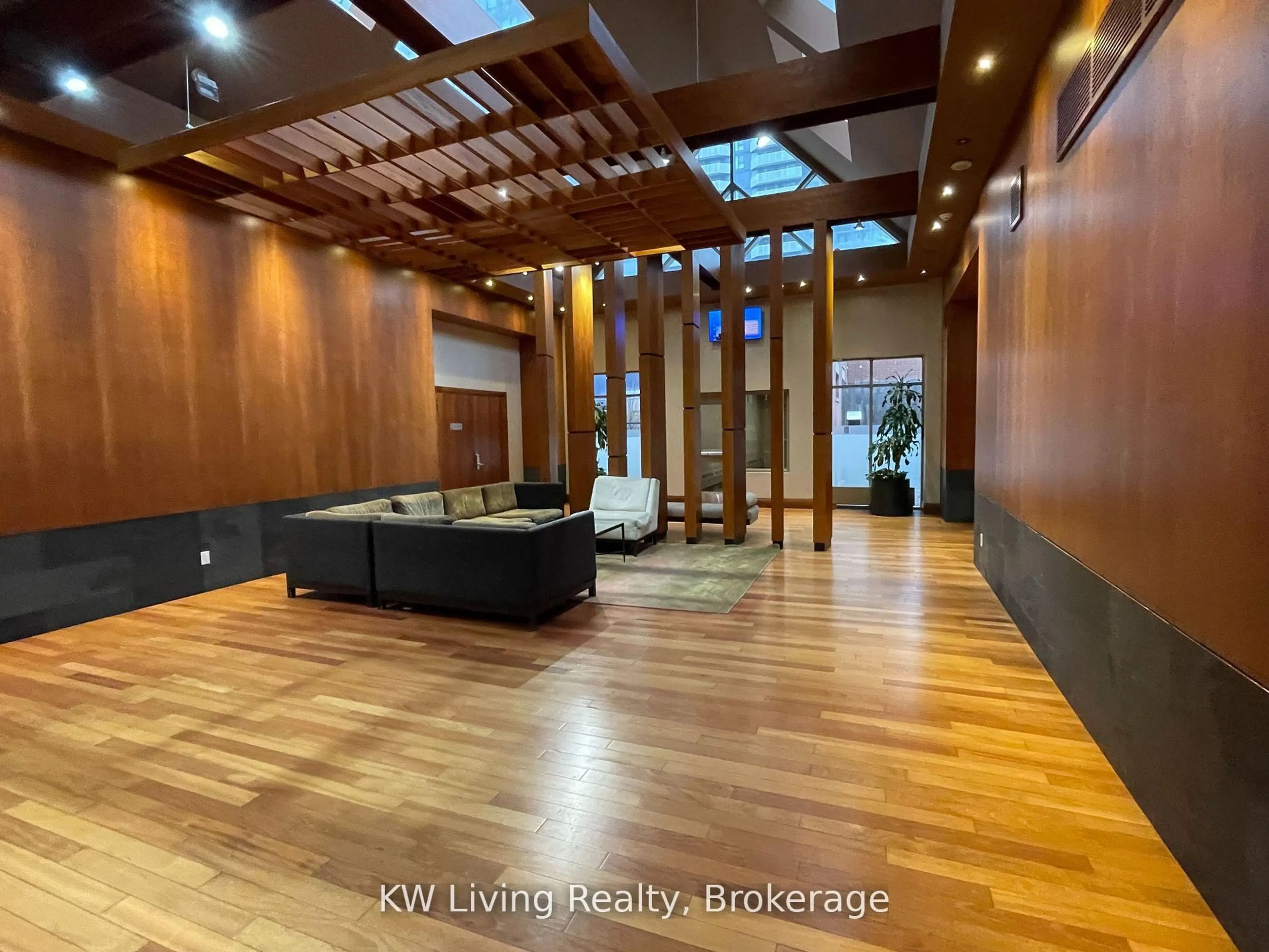 Indoor foyer for 4090 Living Arts Dr #1505, Mississauga Ontario L5B 4M8