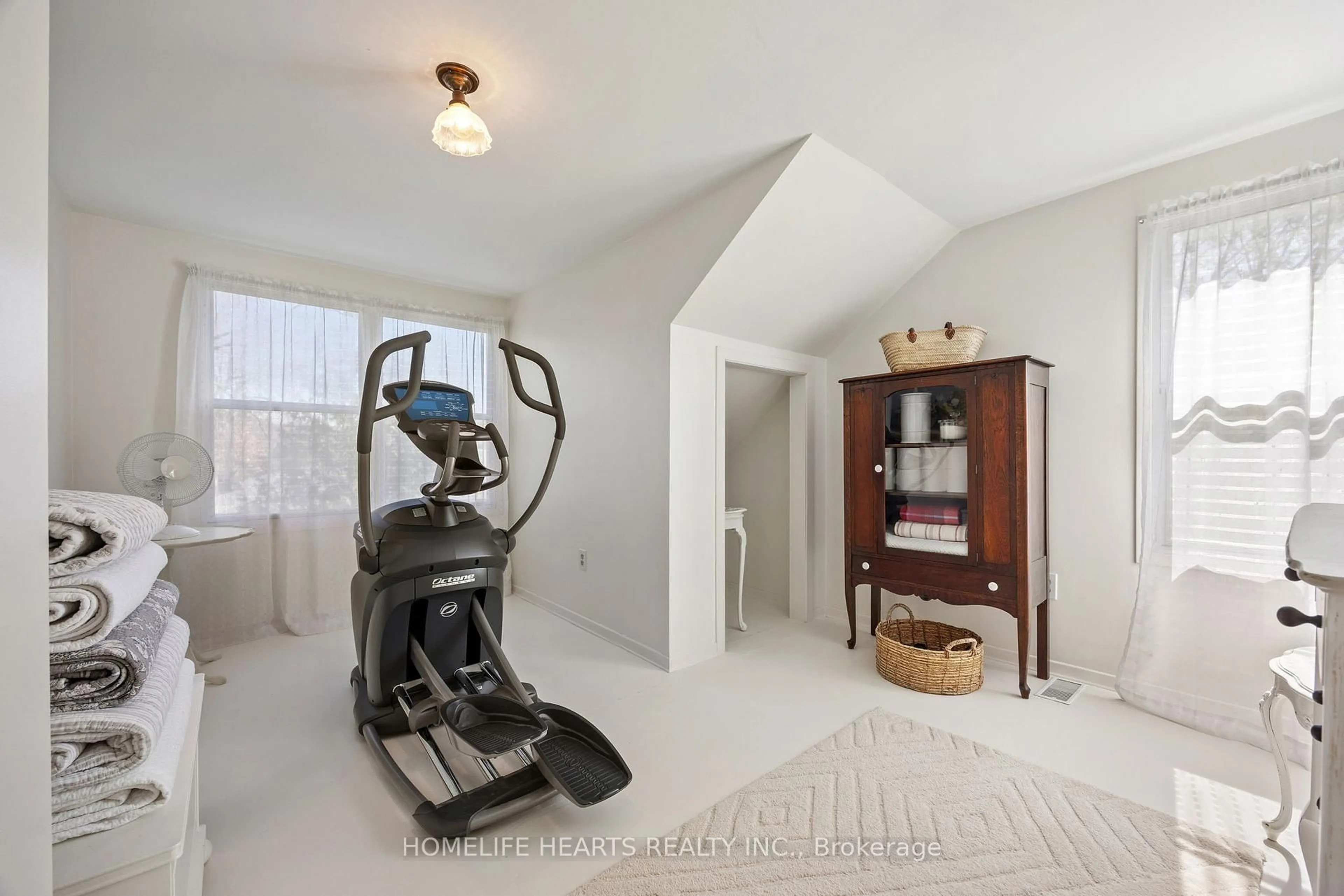 A pic of a room for 6995 Second Line, Mississauga Ontario L5W 1A1