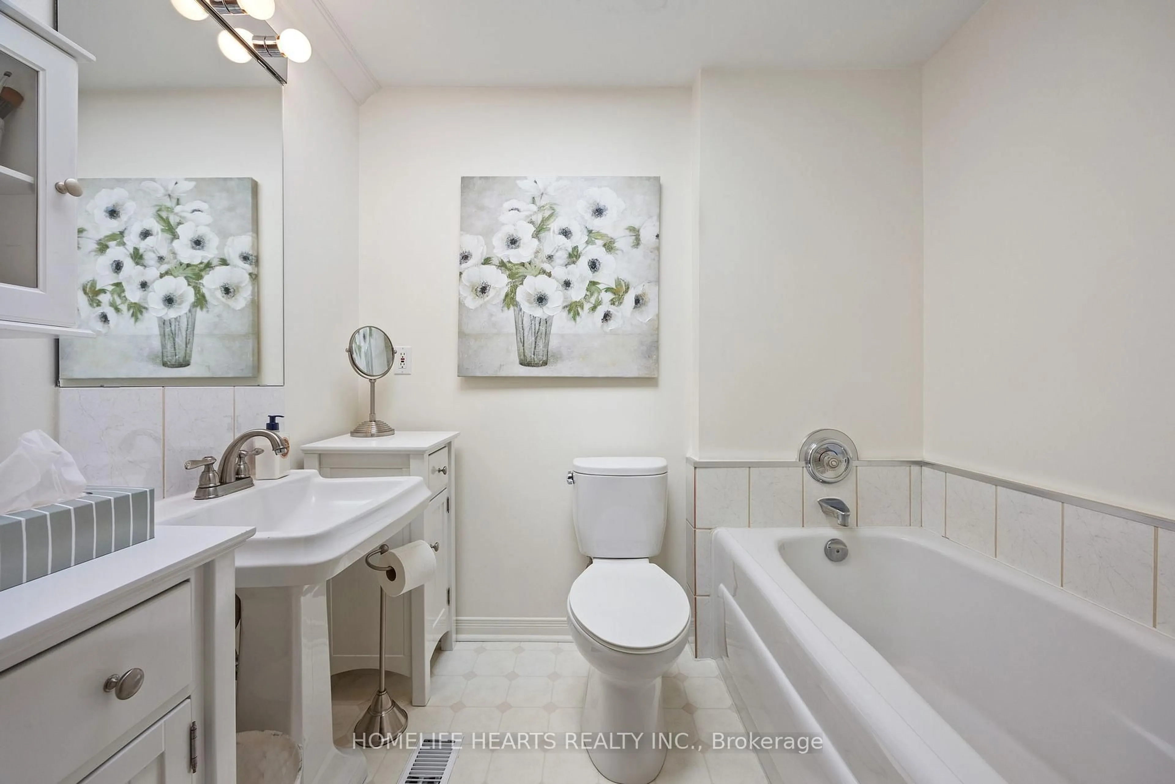 Standard bathroom, ceramic/tile floor for 6995 Second Line, Mississauga Ontario L5W 1A1