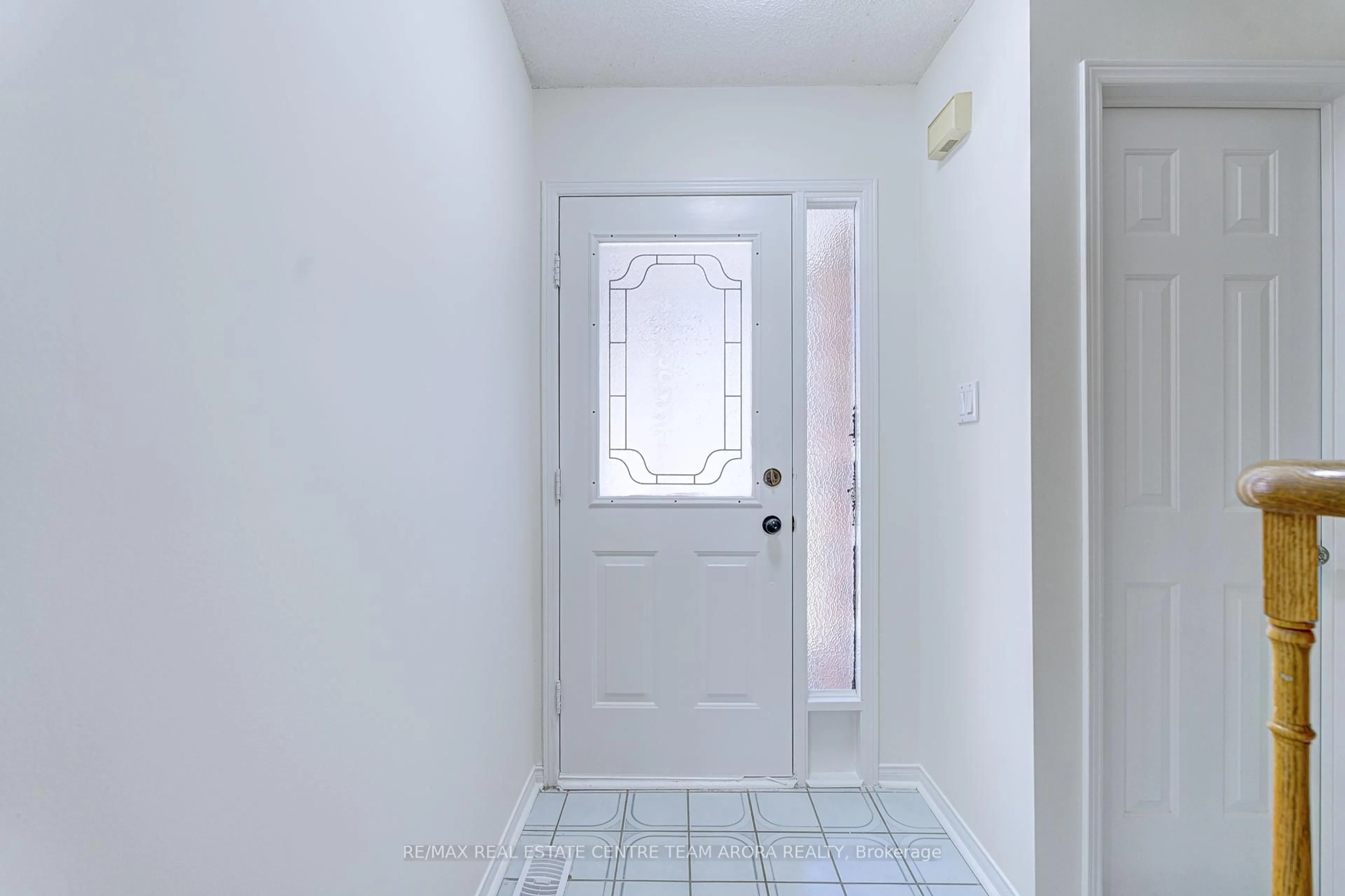 Indoor entryway for 2748 Lindholm Cres, Mississauga Ontario L5M 4S4