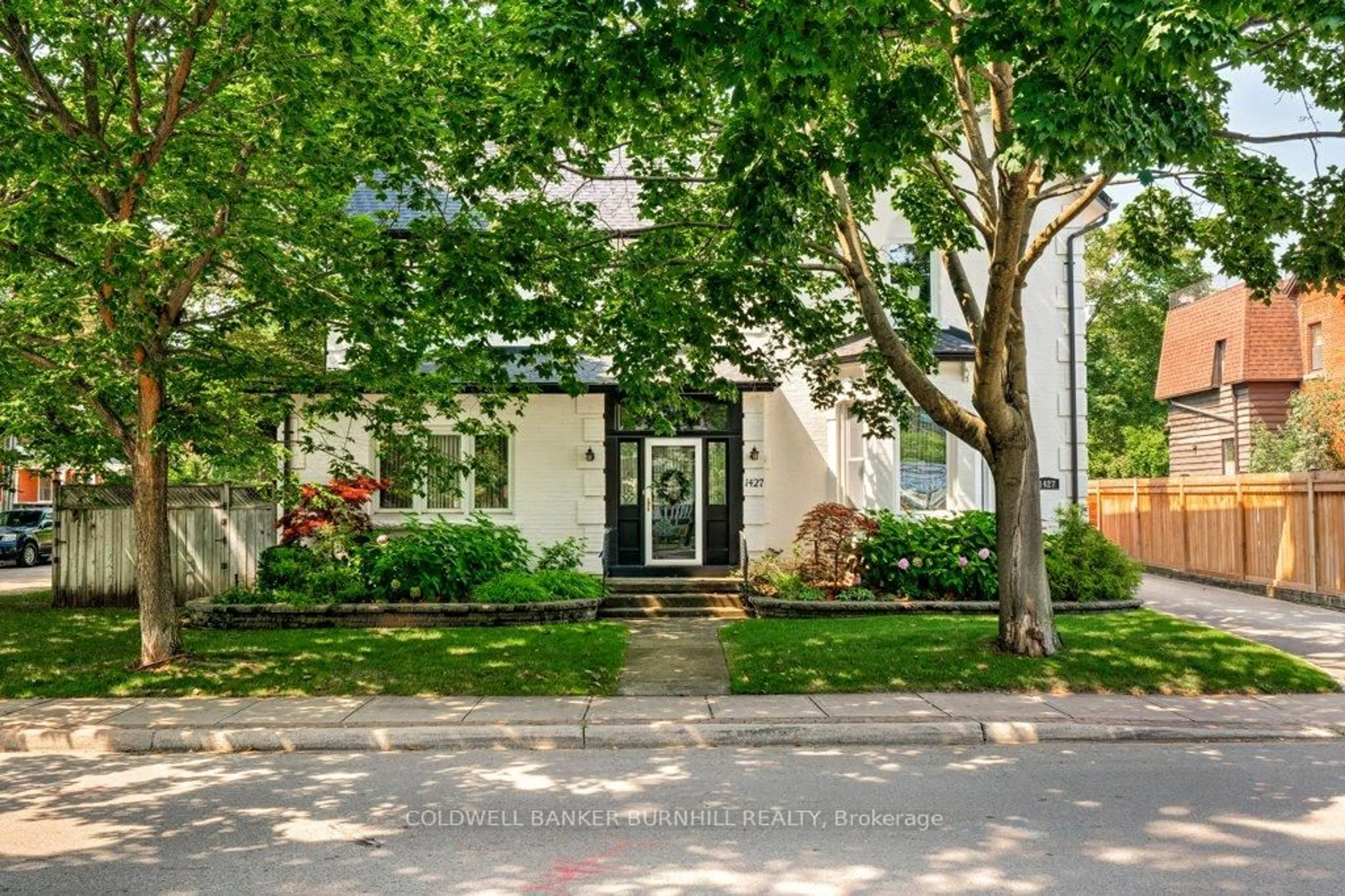 Indoor entryway for 1427 Ontario St, Burlington Ontario L7S 1G5