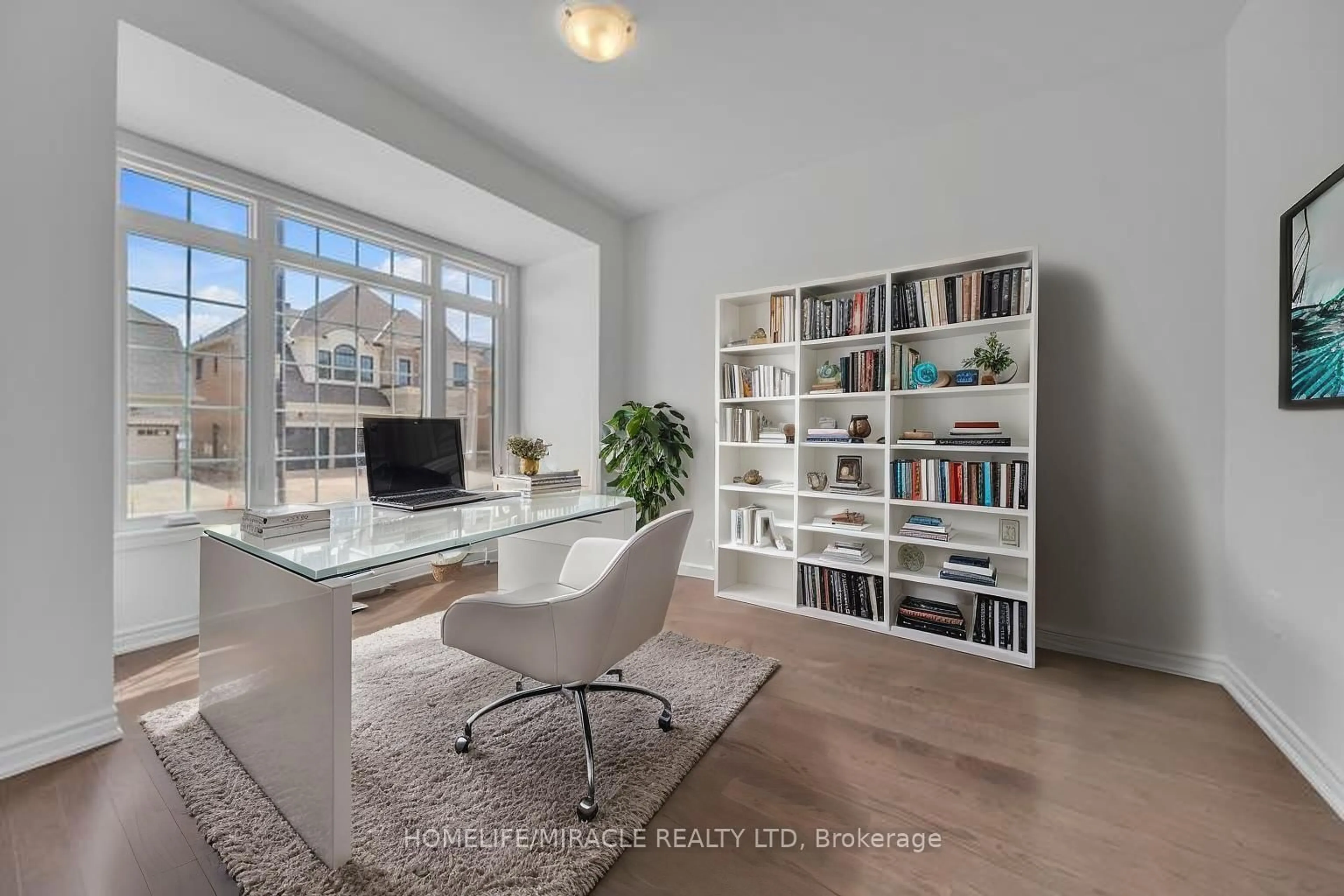 Living room with furniture, unknown for 1536 Buttercup Crt, Milton Ontario L9E 2G3
