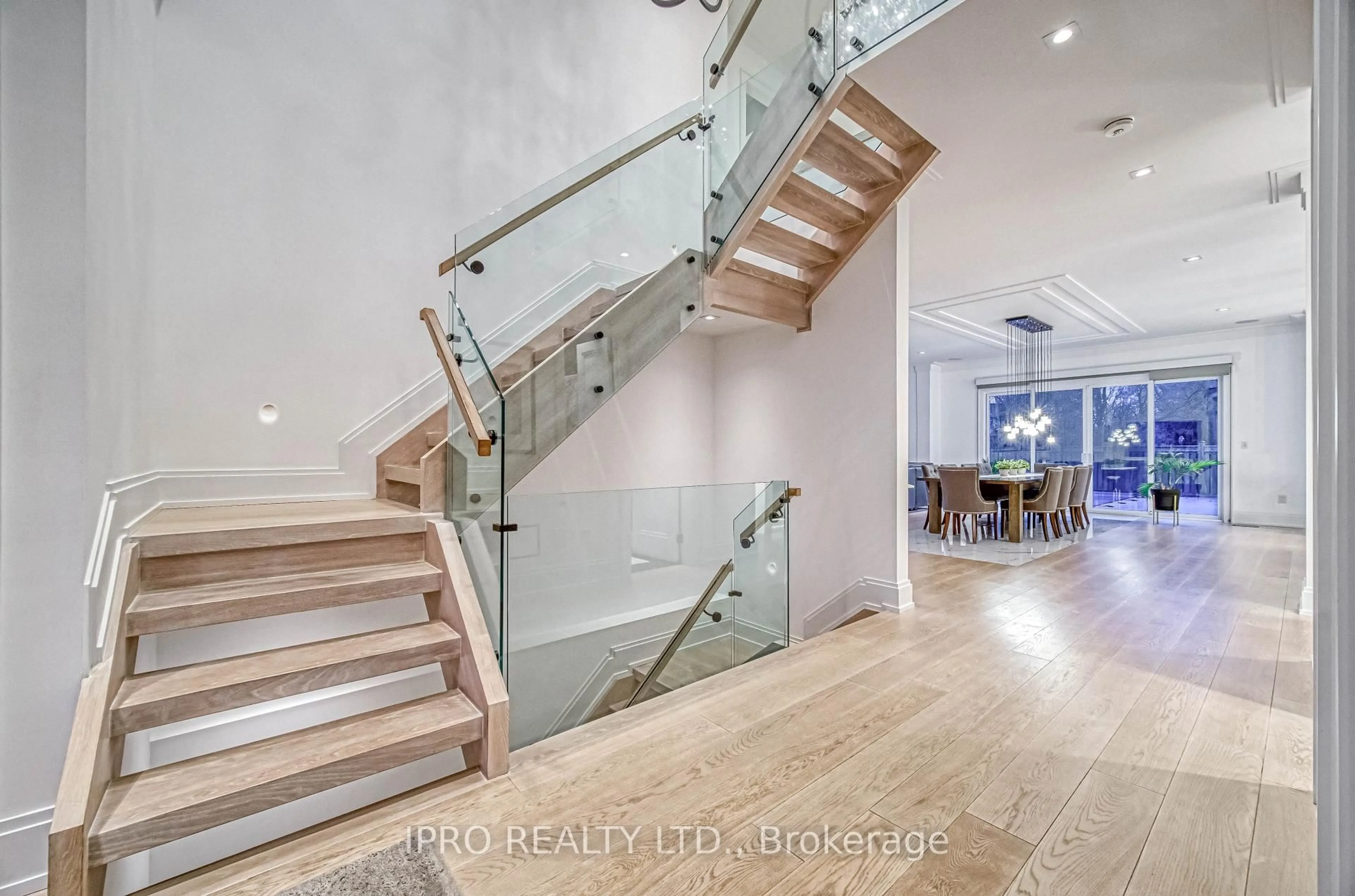 Stairs for 1516 Pembroke Dr, Oakville Ontario L6H 1V9