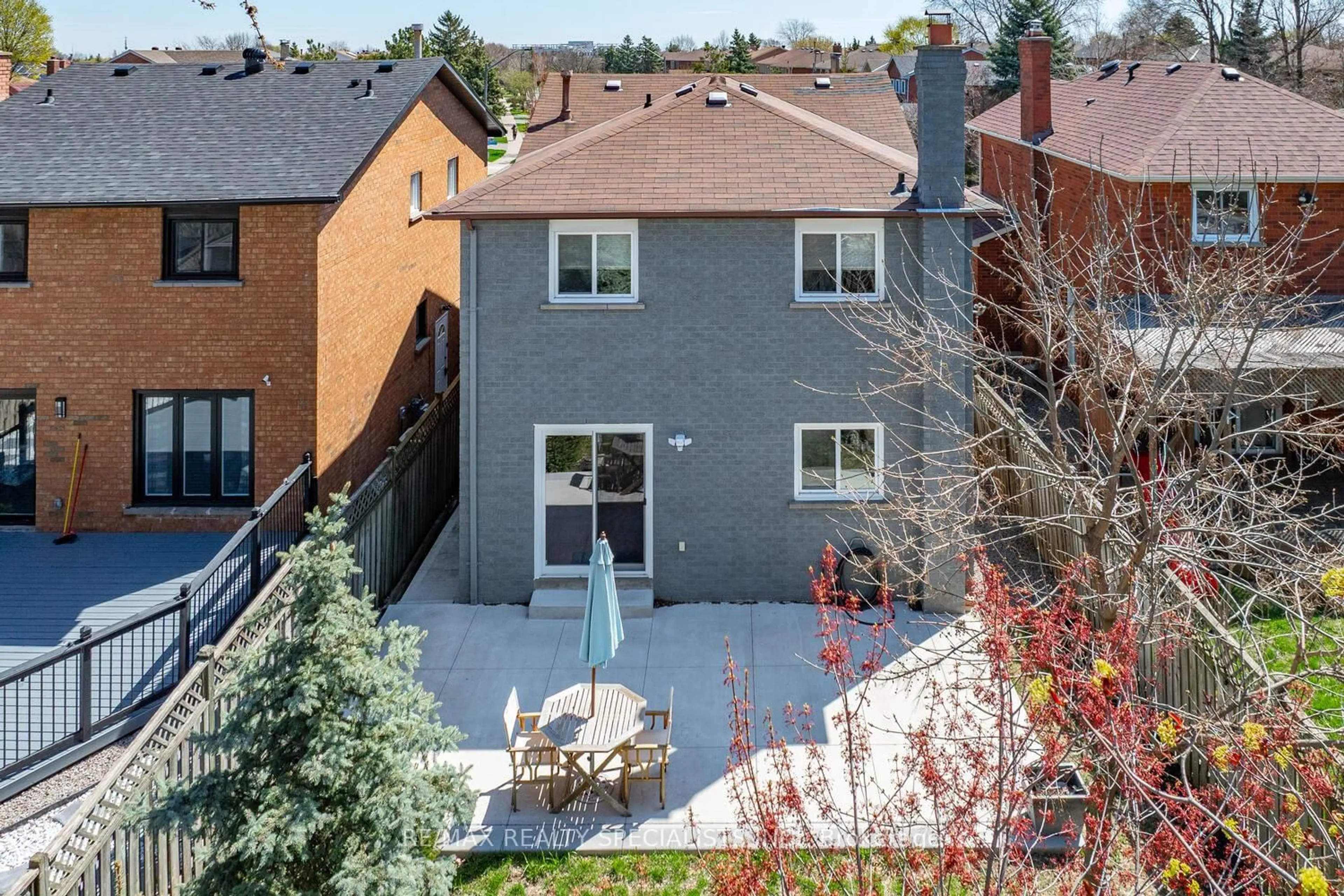 A pic from outside/outdoor area/front of a property/back of a property/a pic from drone, street for 3233 McMaster Rd, Mississauga Ontario L5L 5G6