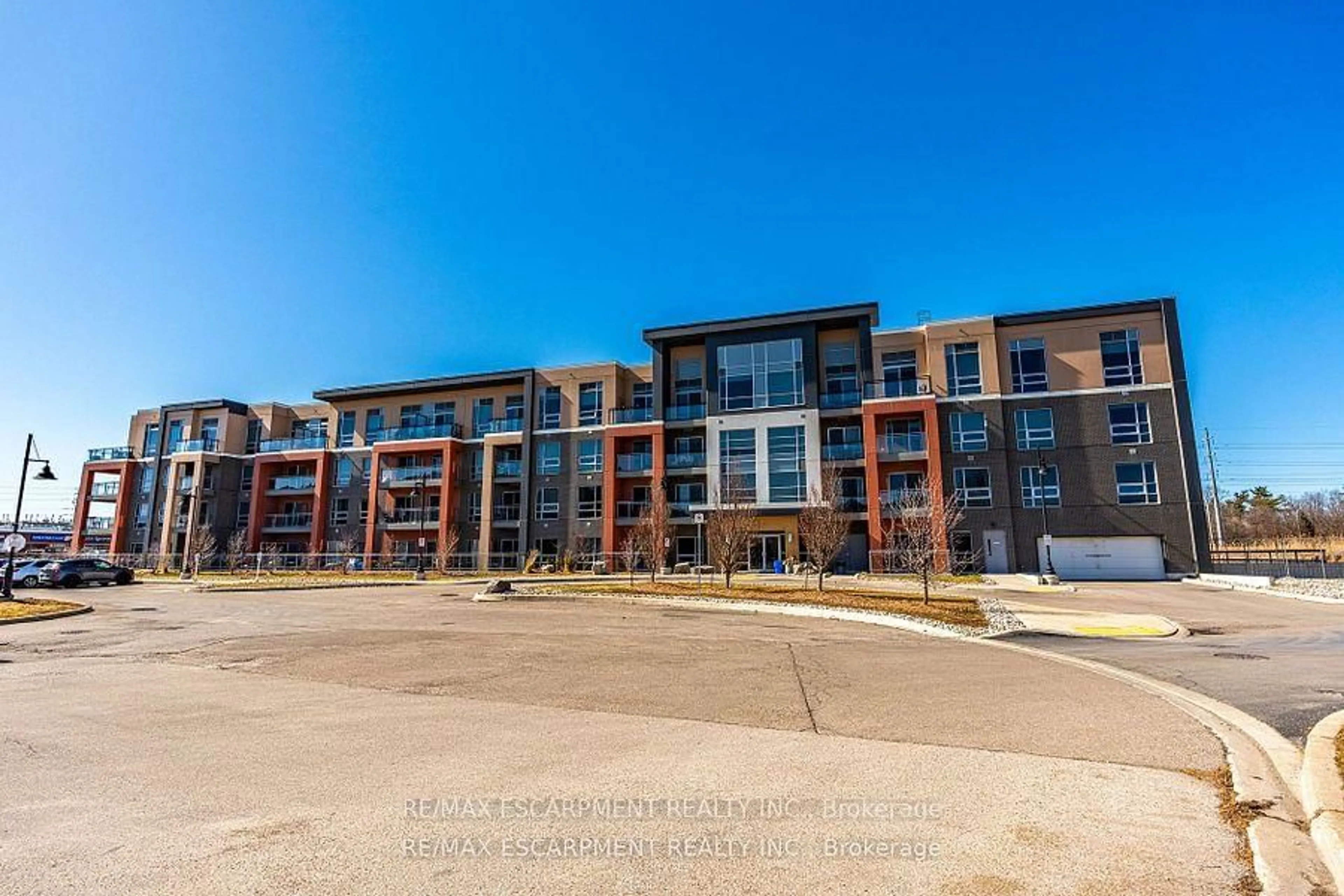 A pic from outside/outdoor area/front of a property/back of a property/a pic from drone, building for 4040 UPPER MIDDLE Rd #102, Burlington Ontario L7M 0H2
