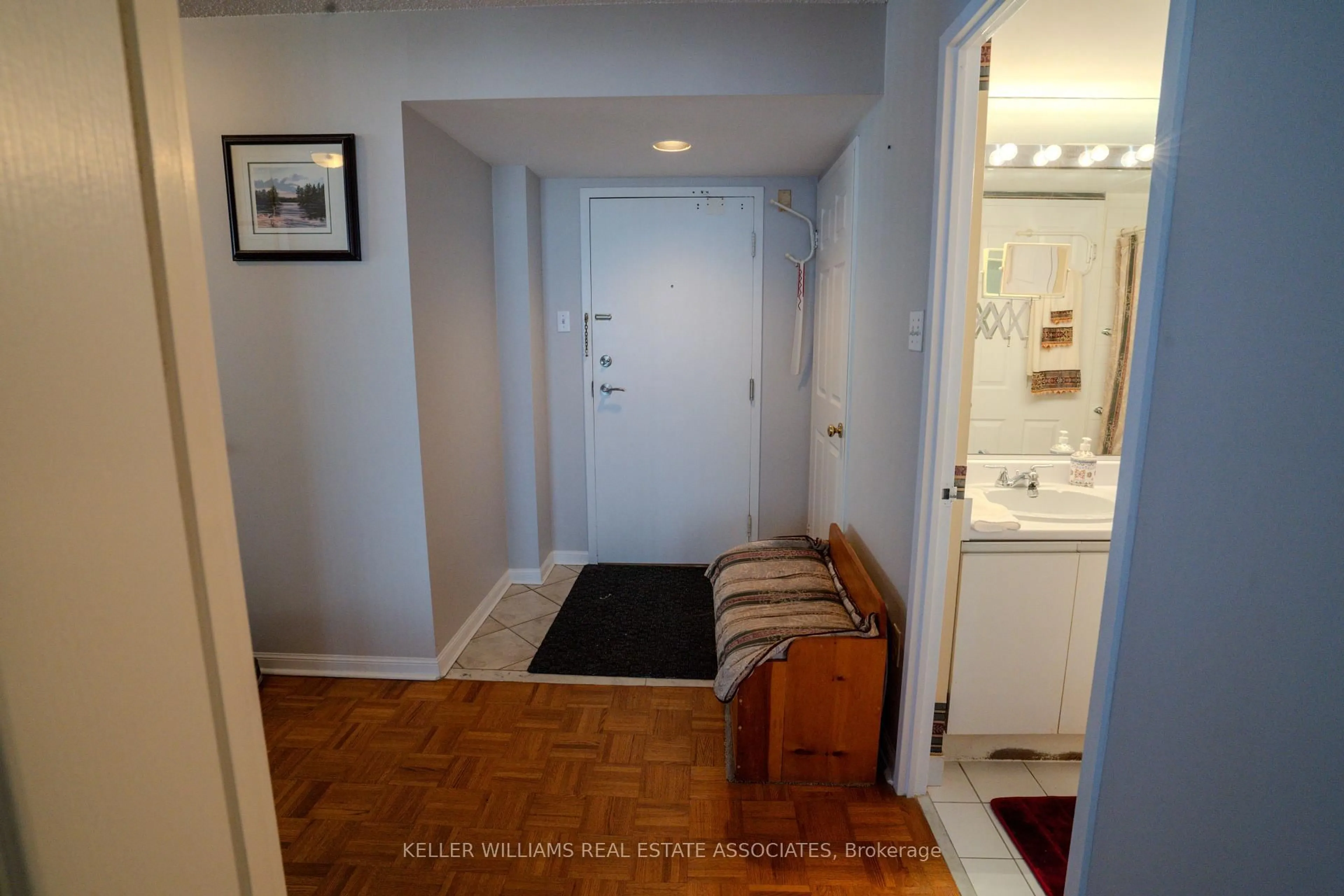 Indoor entryway for 12 Laurelcrest St #1112, Brampton Ontario L6S 5Y4