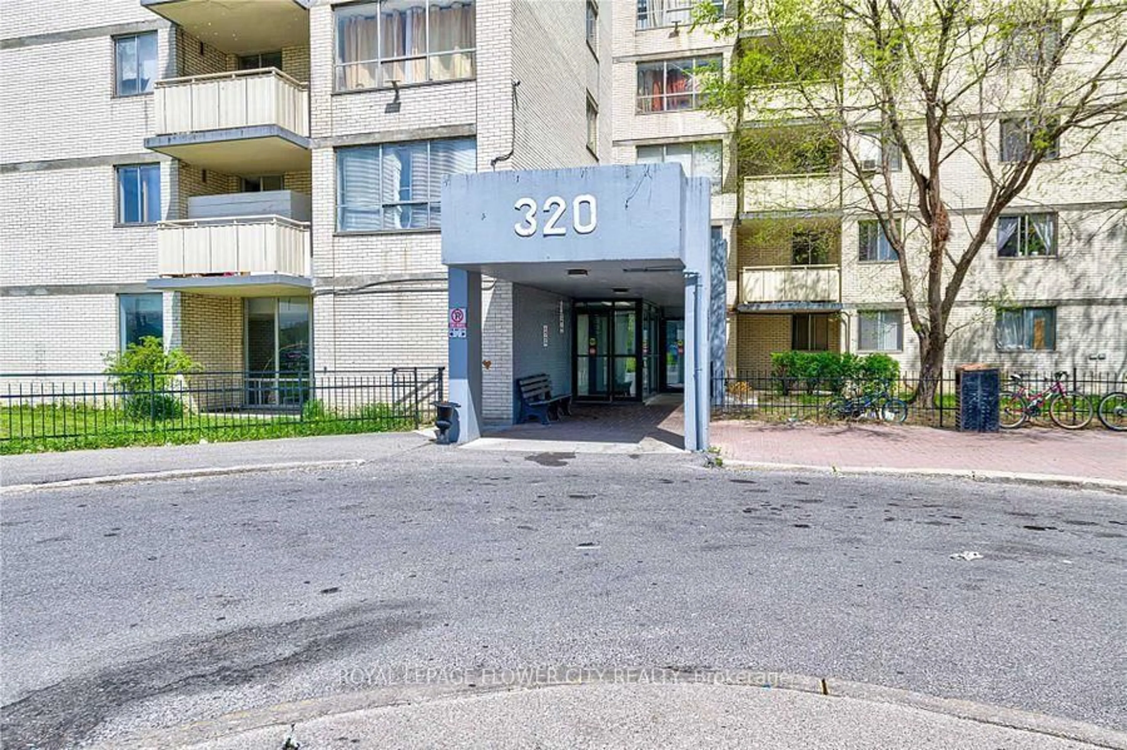 Indoor foyer for 320 Dixon Rd #1106, Toronto Ontario M9R 1S8