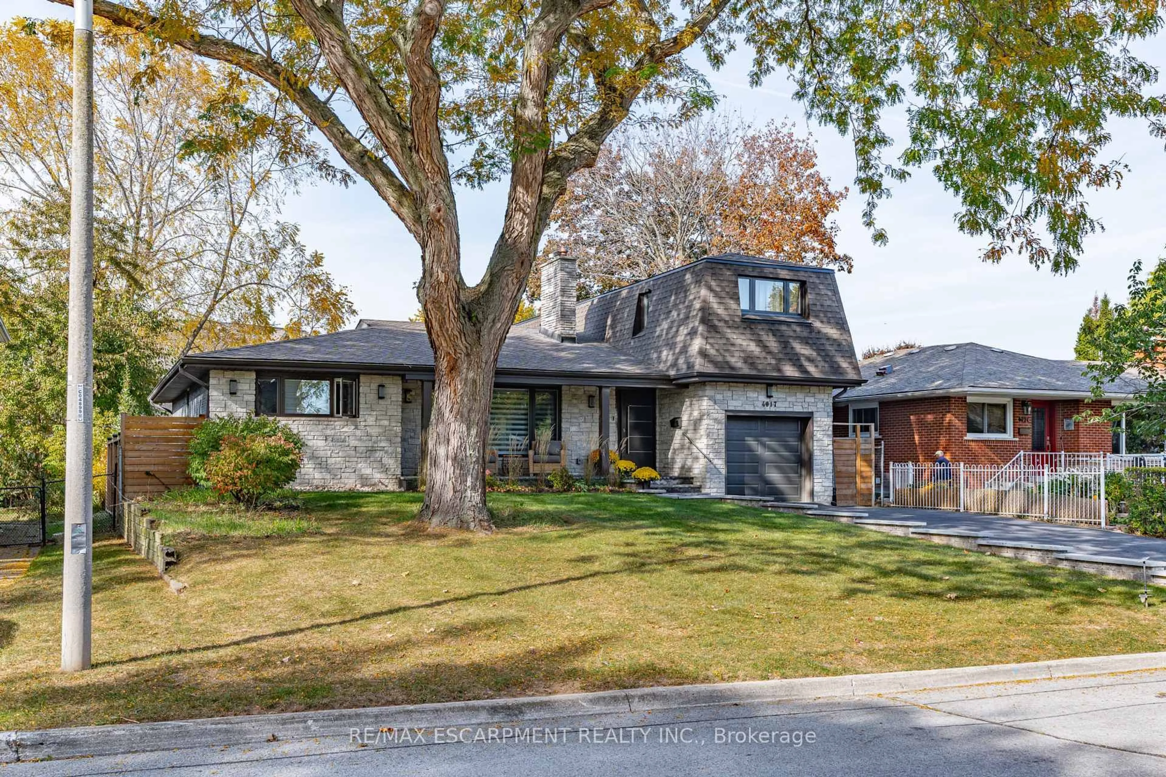 Home with brick exterior material, street for 4017 Grapehill Ave, Burlington Ontario L7L 1R1