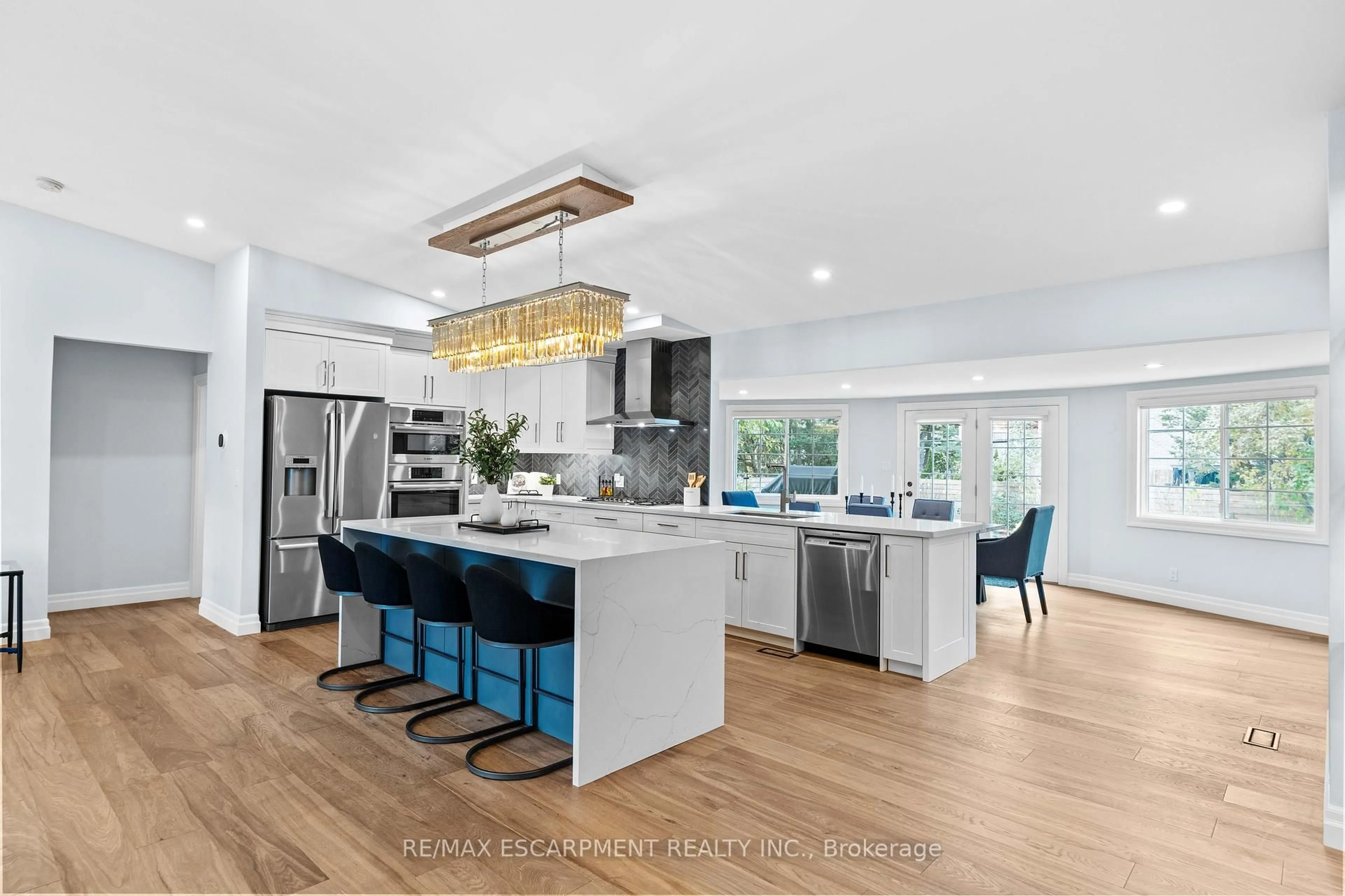 Open concept kitchen, ceramic/tile floor for 4017 Grapehill Ave, Burlington Ontario L7L 1R1
