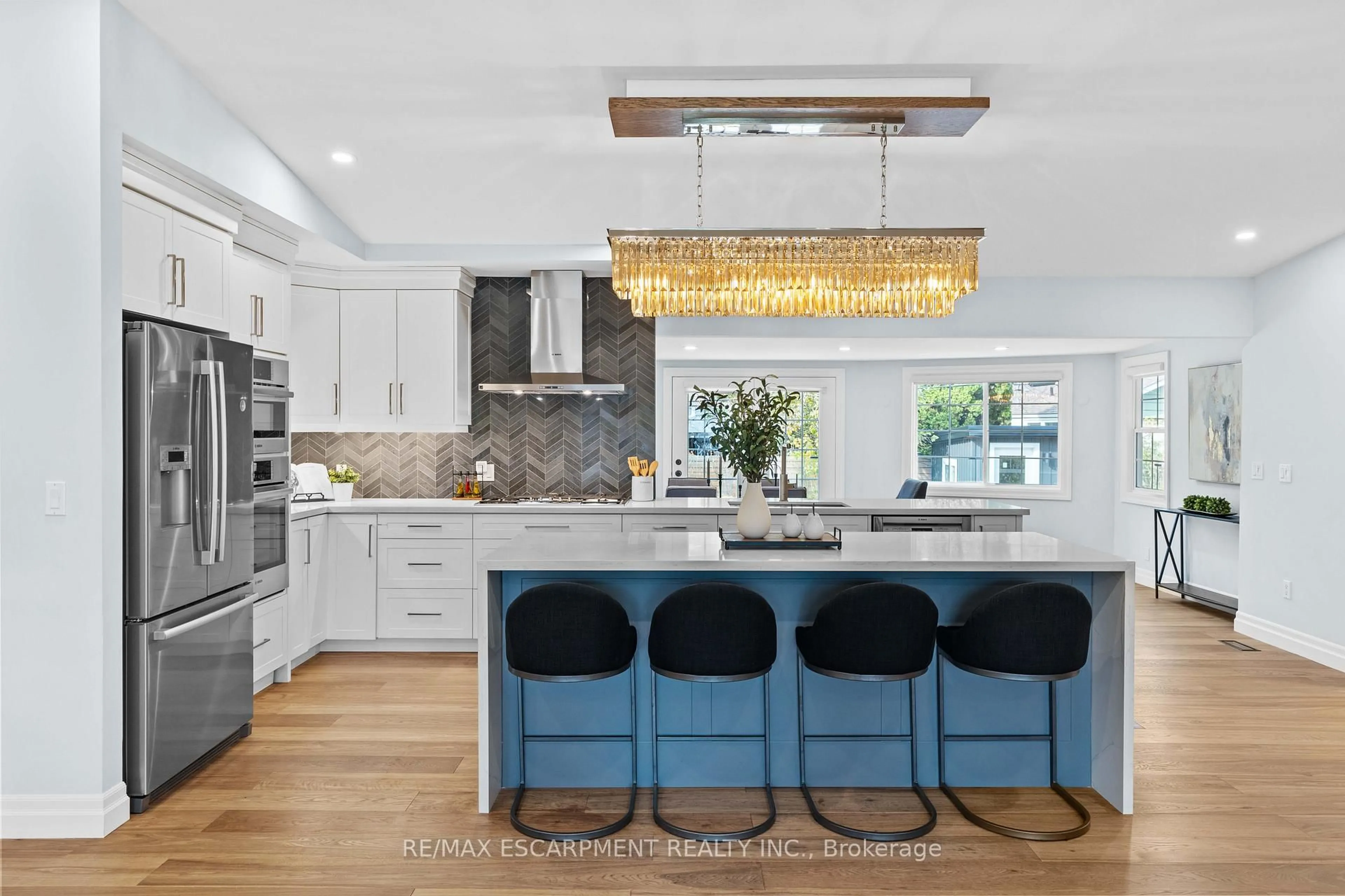 Contemporary kitchen, unknown for 4017 Grapehill Ave, Burlington Ontario L7L 1R1