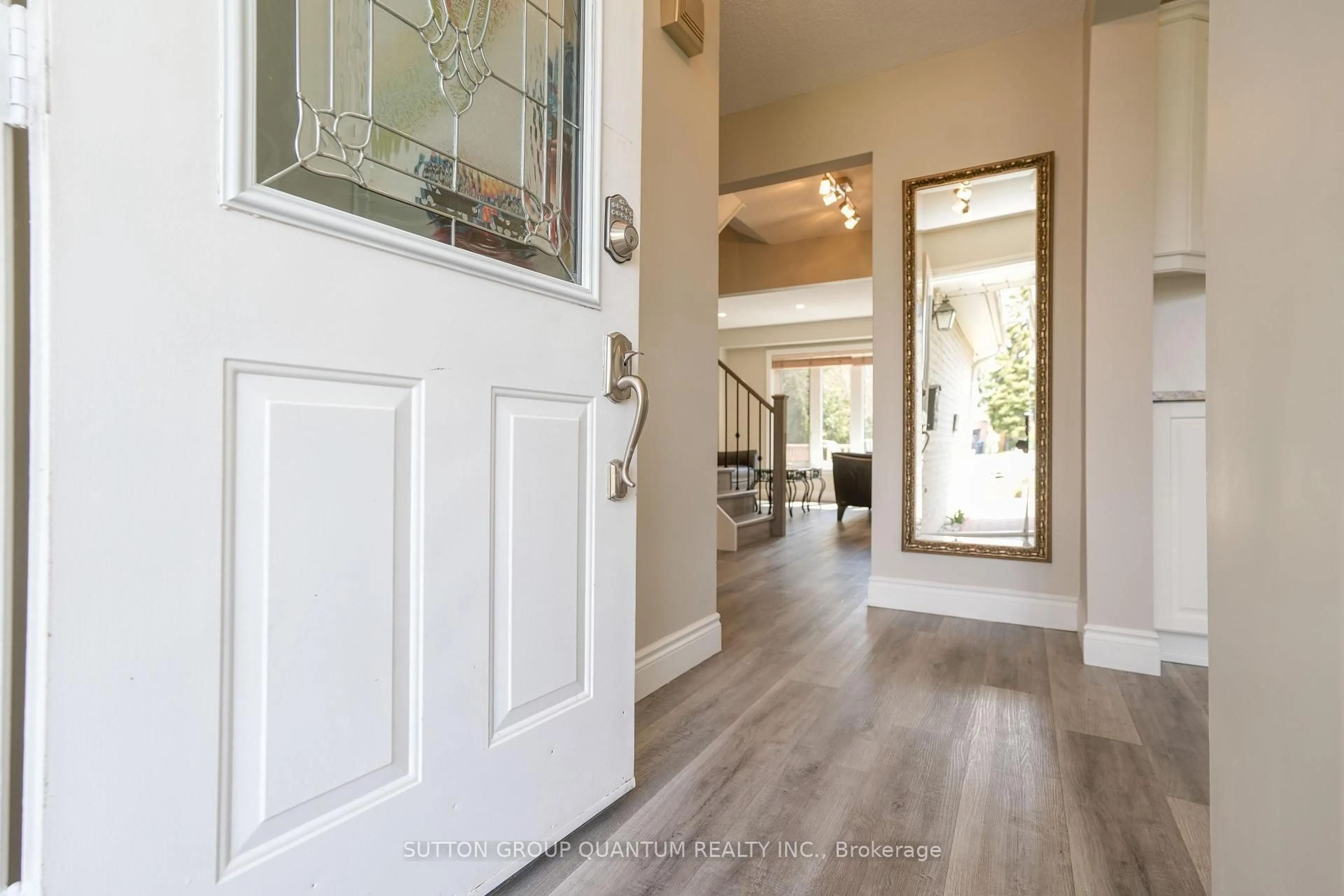 Indoor entryway for 1900 Carrera Crt, Mississauga Ontario L5H 3B2