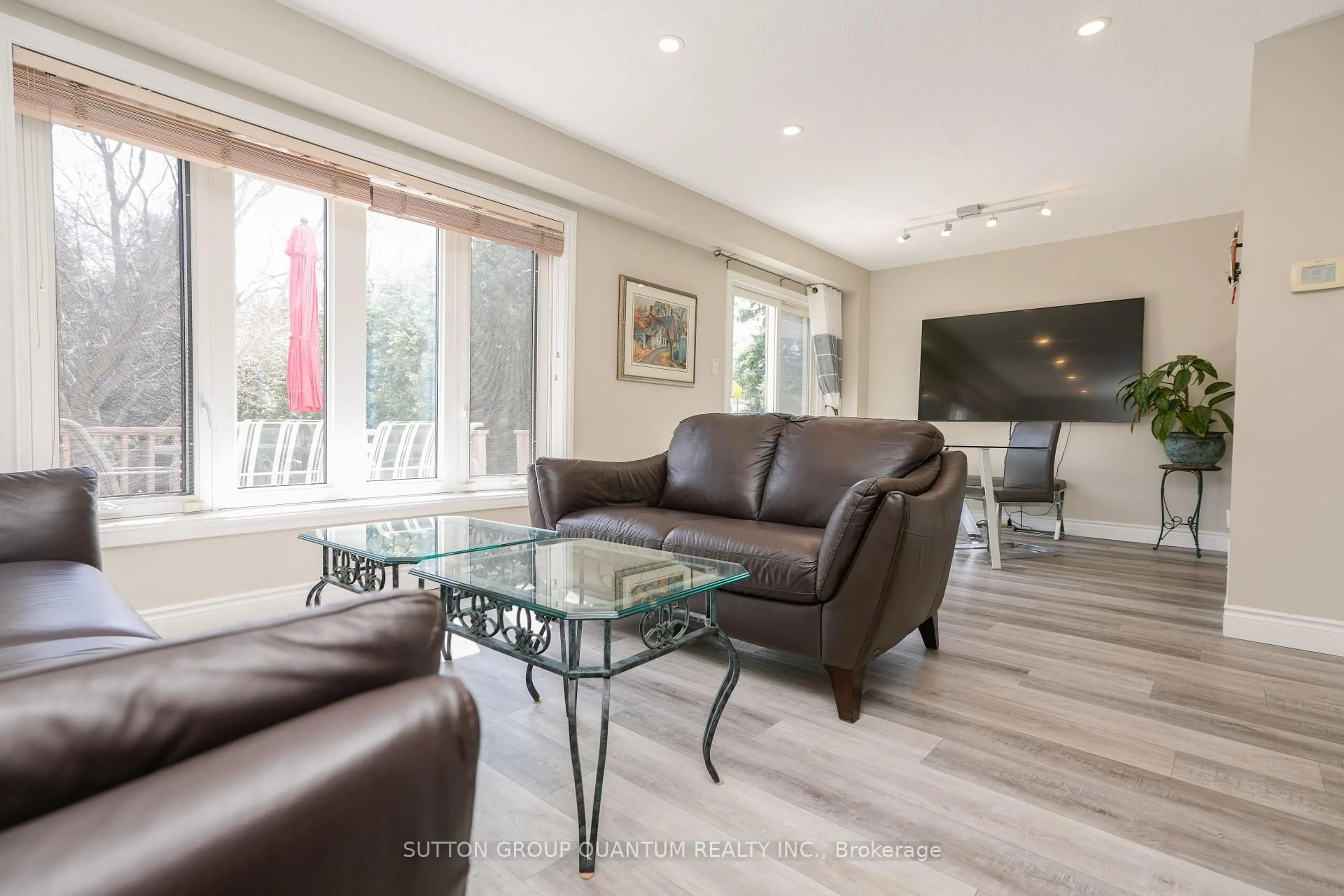 Living room with furniture, unknown for 1900 Carrera Crt, Mississauga Ontario L5H 3B2