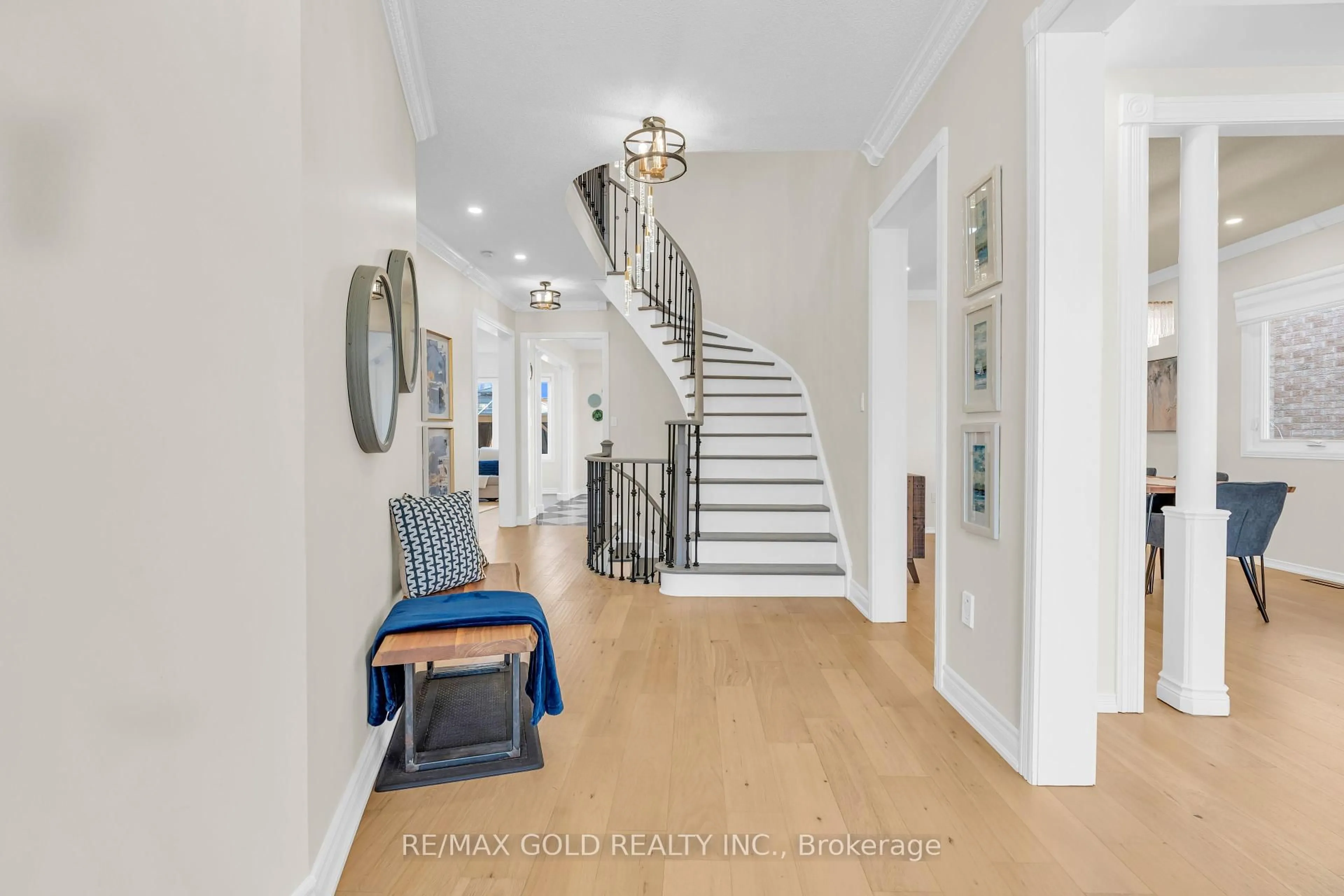 Indoor entryway for 165 Bristol Rd, Mississauga Ontario L4Z 3V3