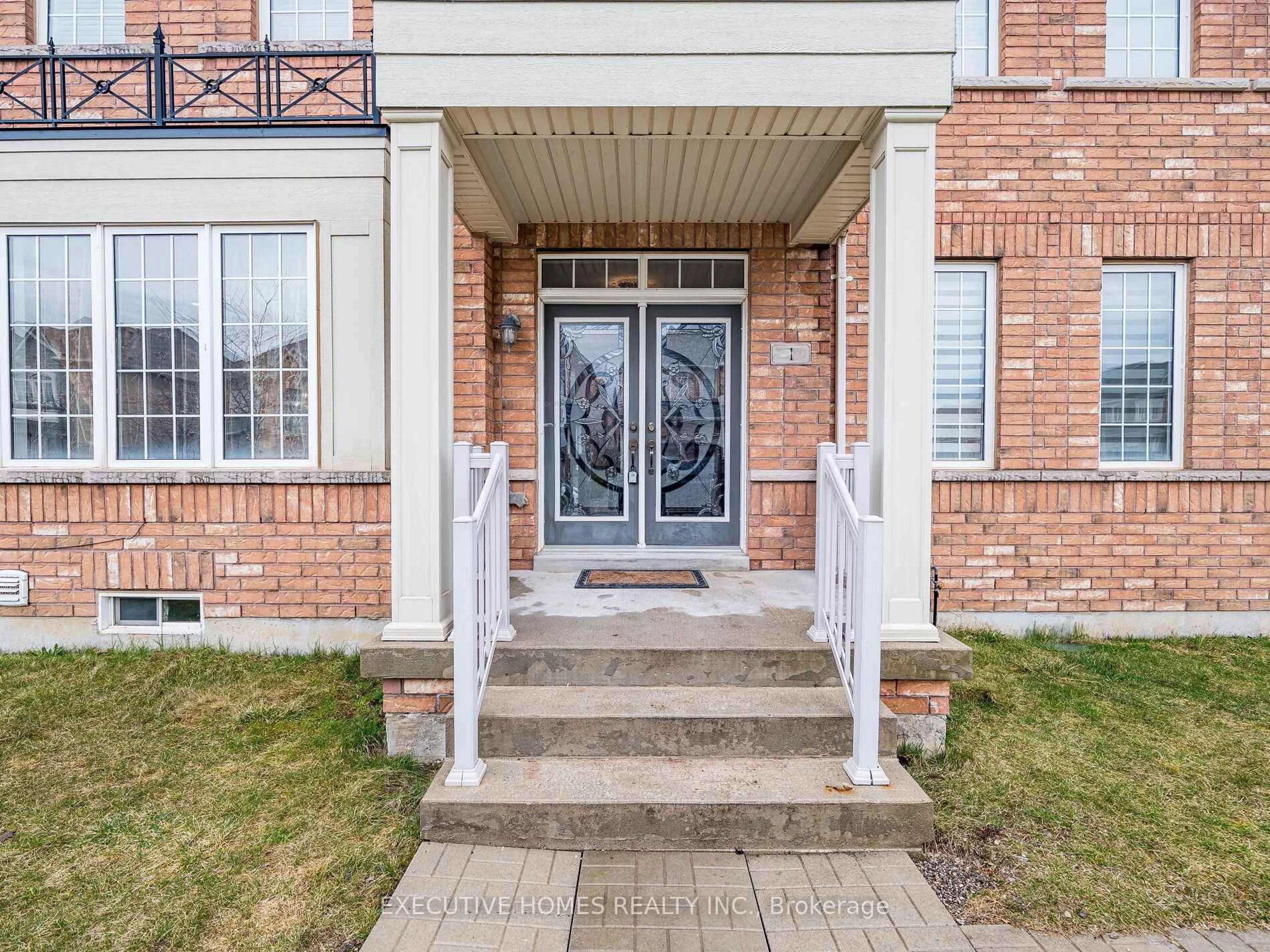 Indoor entryway for 1 Orangeblossom Tr, Brampton Ontario L6X 3B4