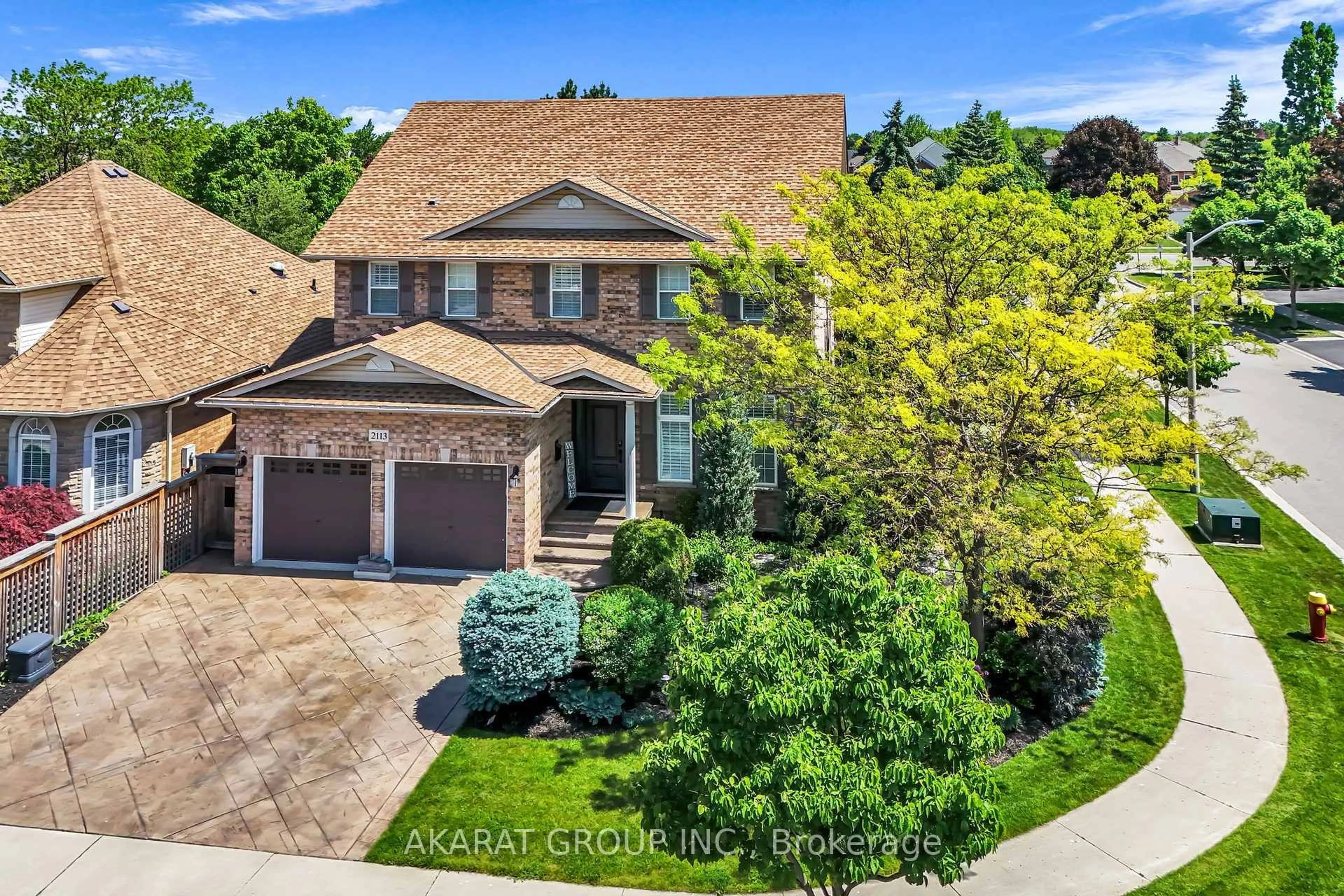 A pic from outside/outdoor area/front of a property/back of a property/a pic from drone, street for 2113 Dalecroft Cres, Burlington Ontario L7M 4B3