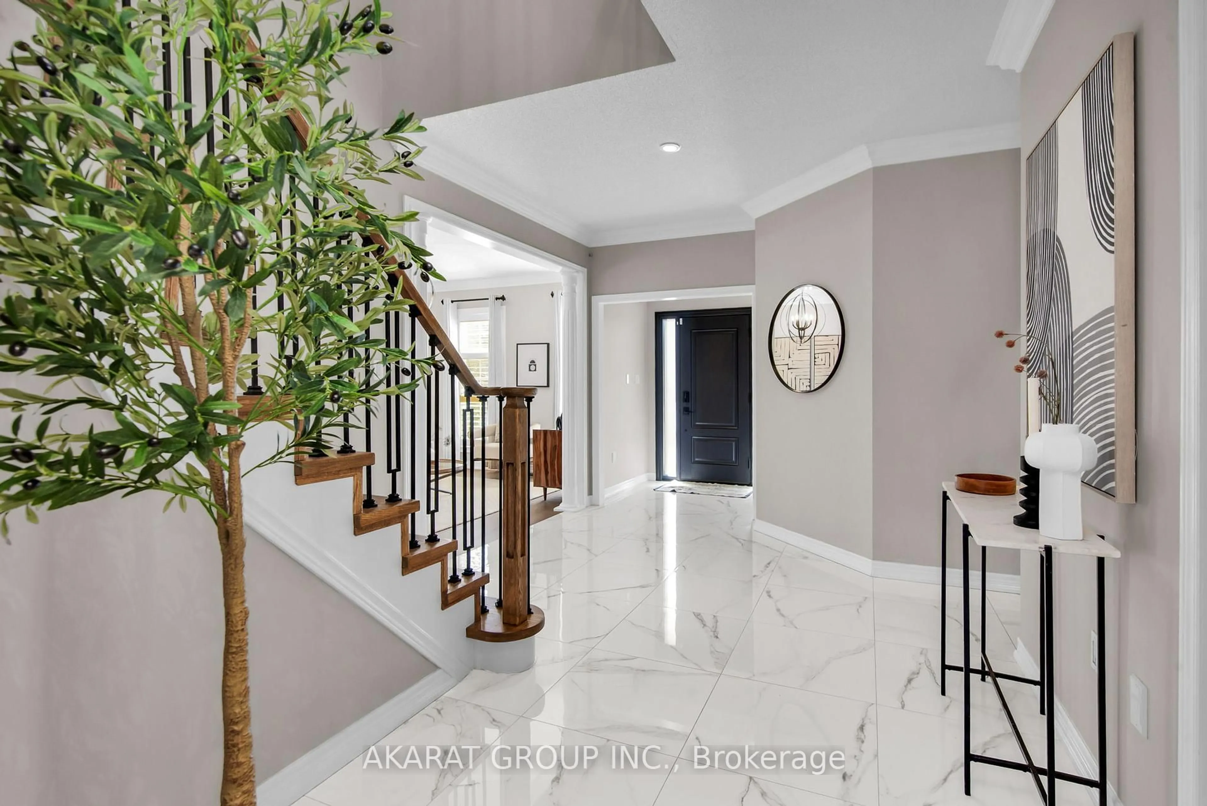 Indoor entryway for 2113 Dalecroft Cres, Burlington Ontario L7M 4B3