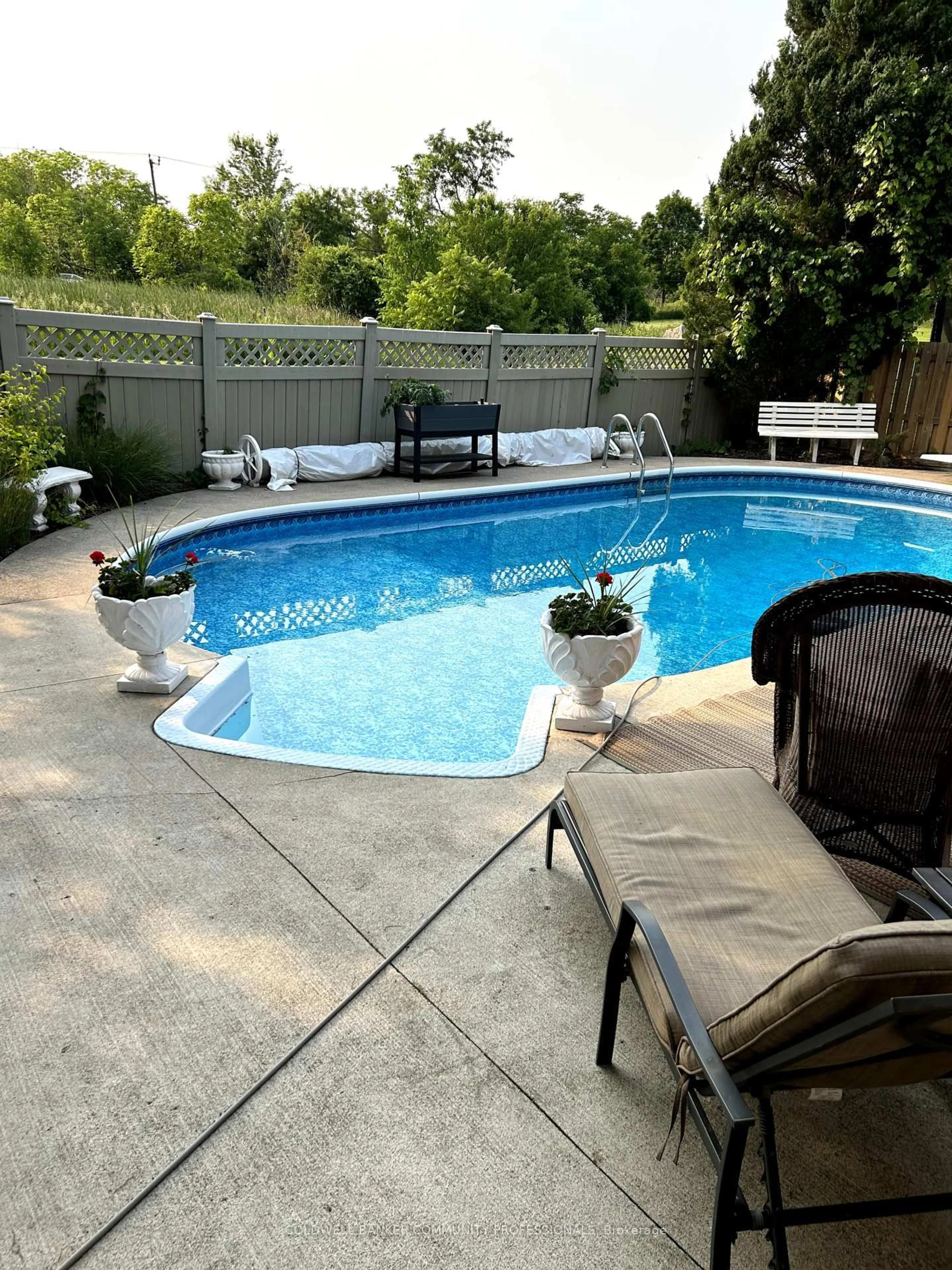 Pool for 2305 Kirkburn Dr, Burlington Ontario L7P 4E9