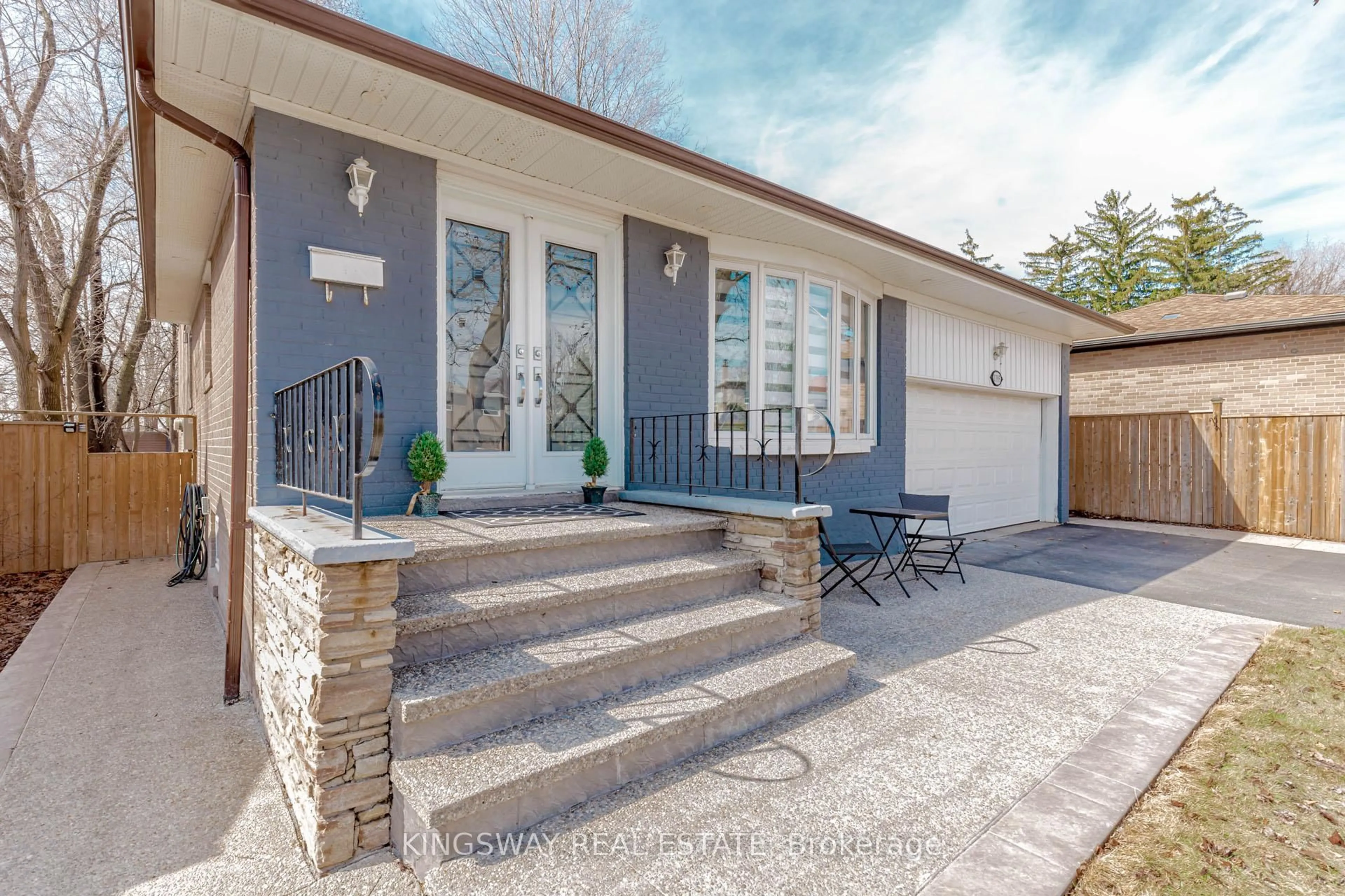 Home with brick exterior material, street for 1395 Tyneburn Cres, Mississauga Ontario L4X 1P6