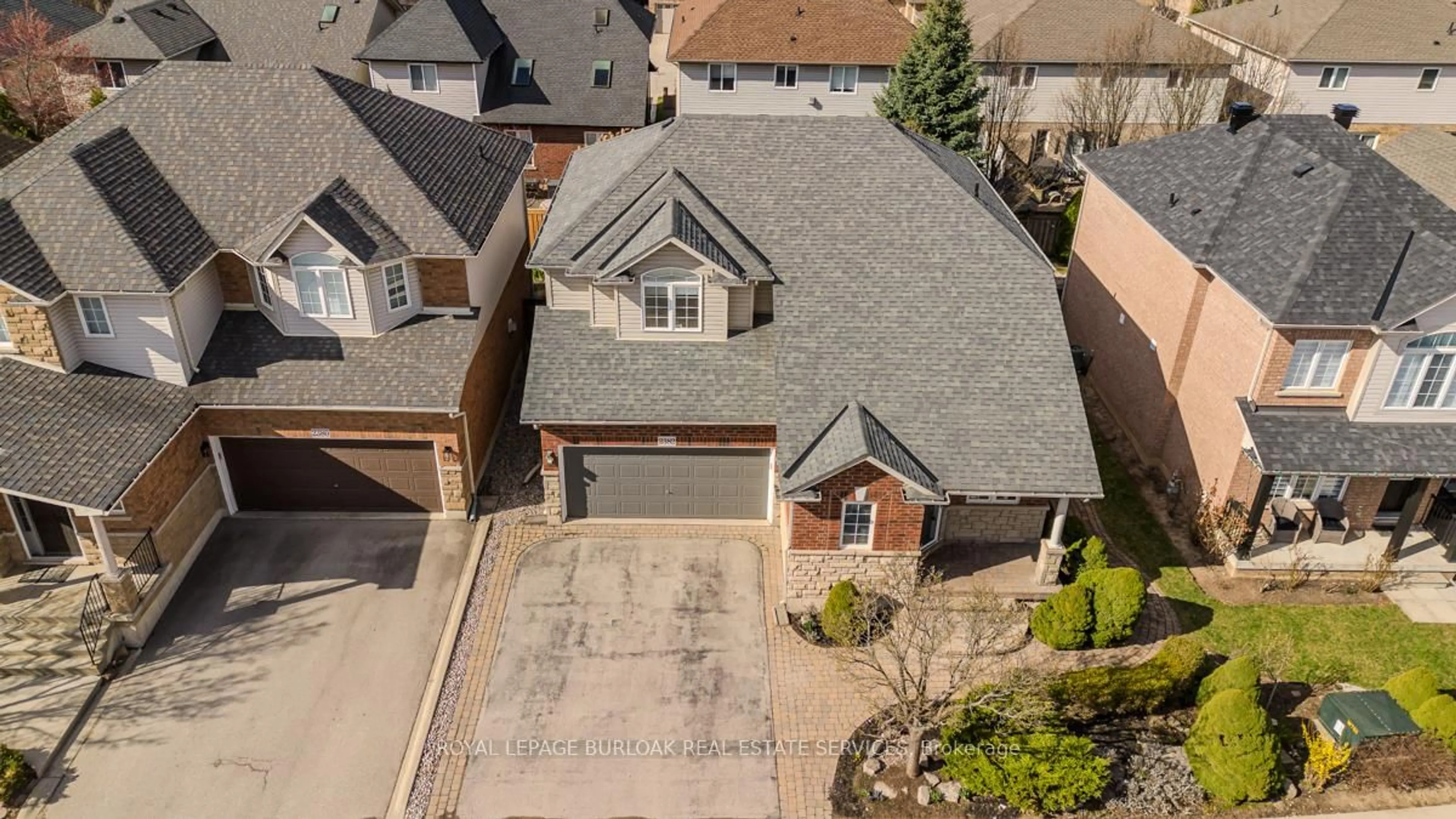 A pic from outside/outdoor area/front of a property/back of a property/a pic from drone, street for 2382 Emerson Dr, Burlington Ontario L7L 7G6