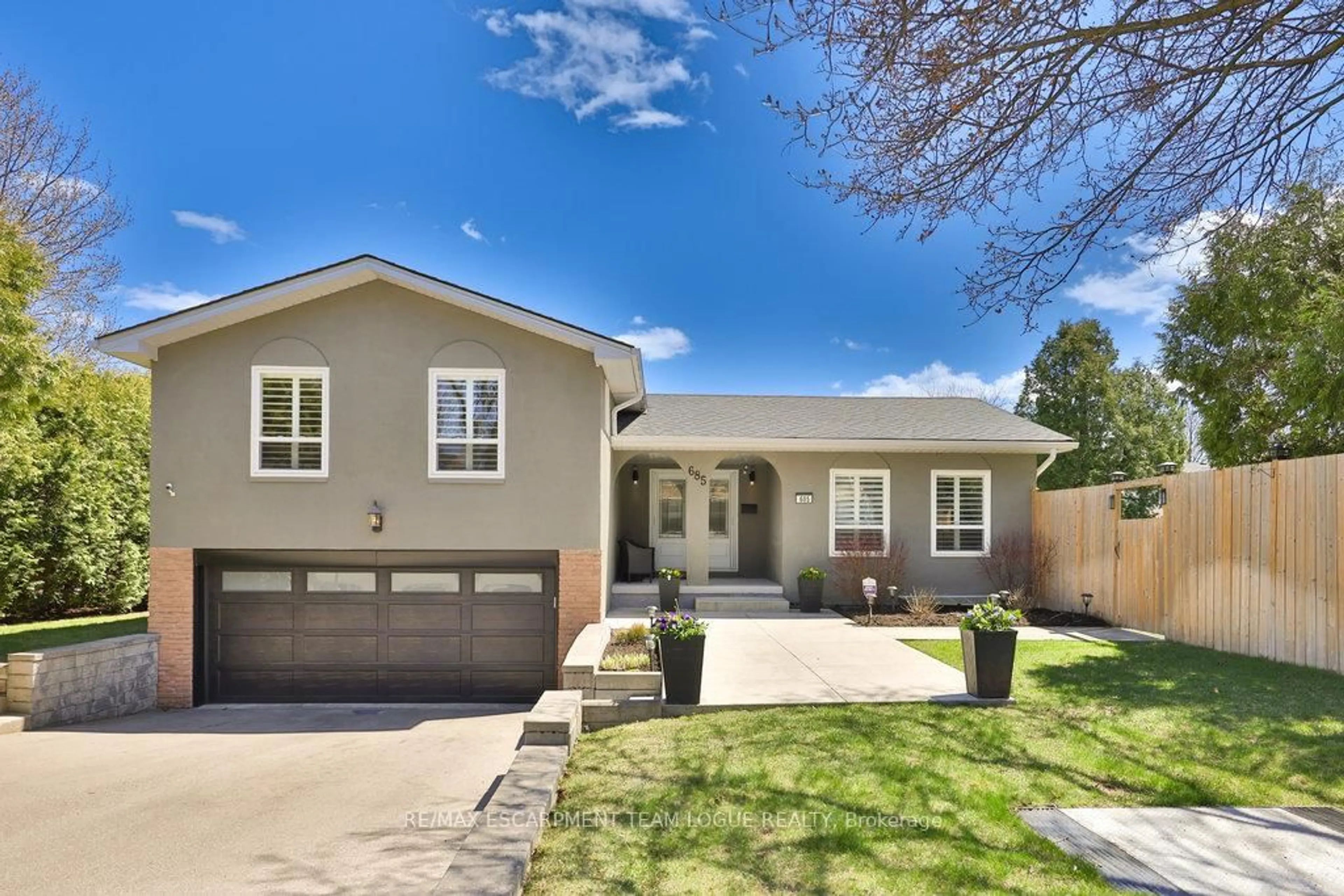 Home with brick exterior material, street for 4144 STONEBRIDGE Cres, Burlington Ontario L7M 4N3