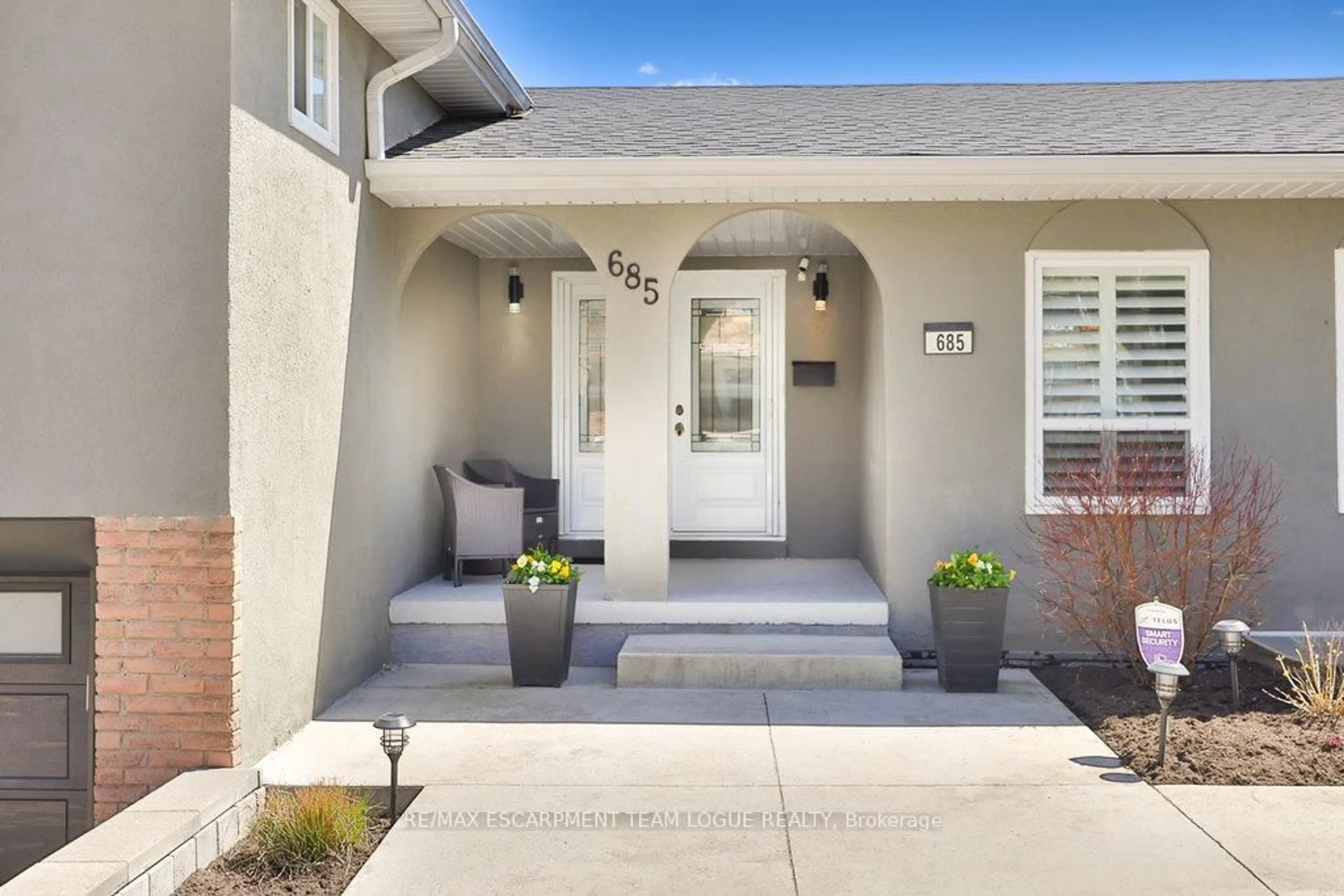 Indoor entryway for 4144 STONEBRIDGE Cres, Burlington Ontario L7M 4N3