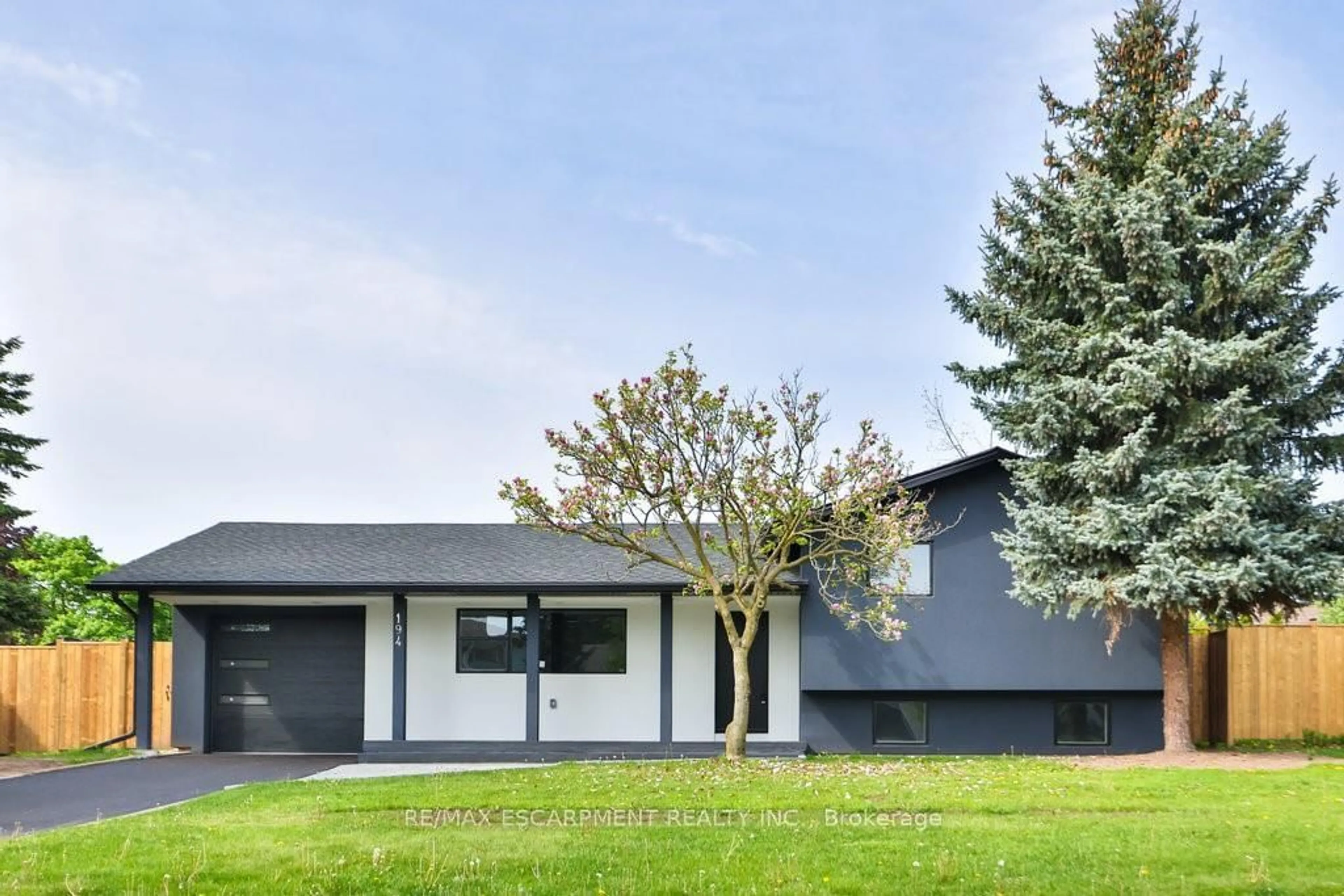 Home with vinyl exterior material, street for 194 Slater Cres, Oakville Ontario L6K 2C8