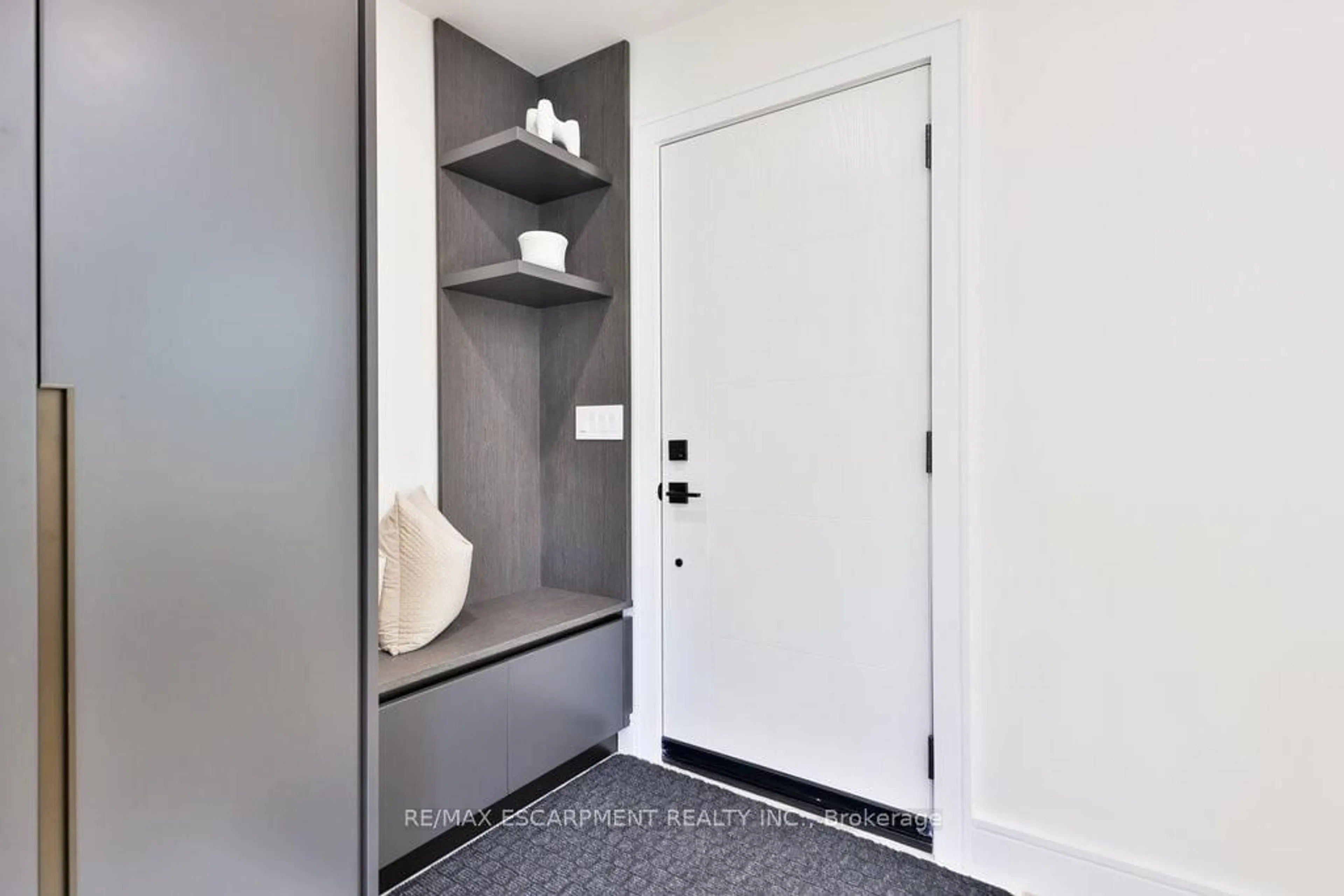 Indoor entryway for 194 Slater Cres, Oakville Ontario L6K 2C8