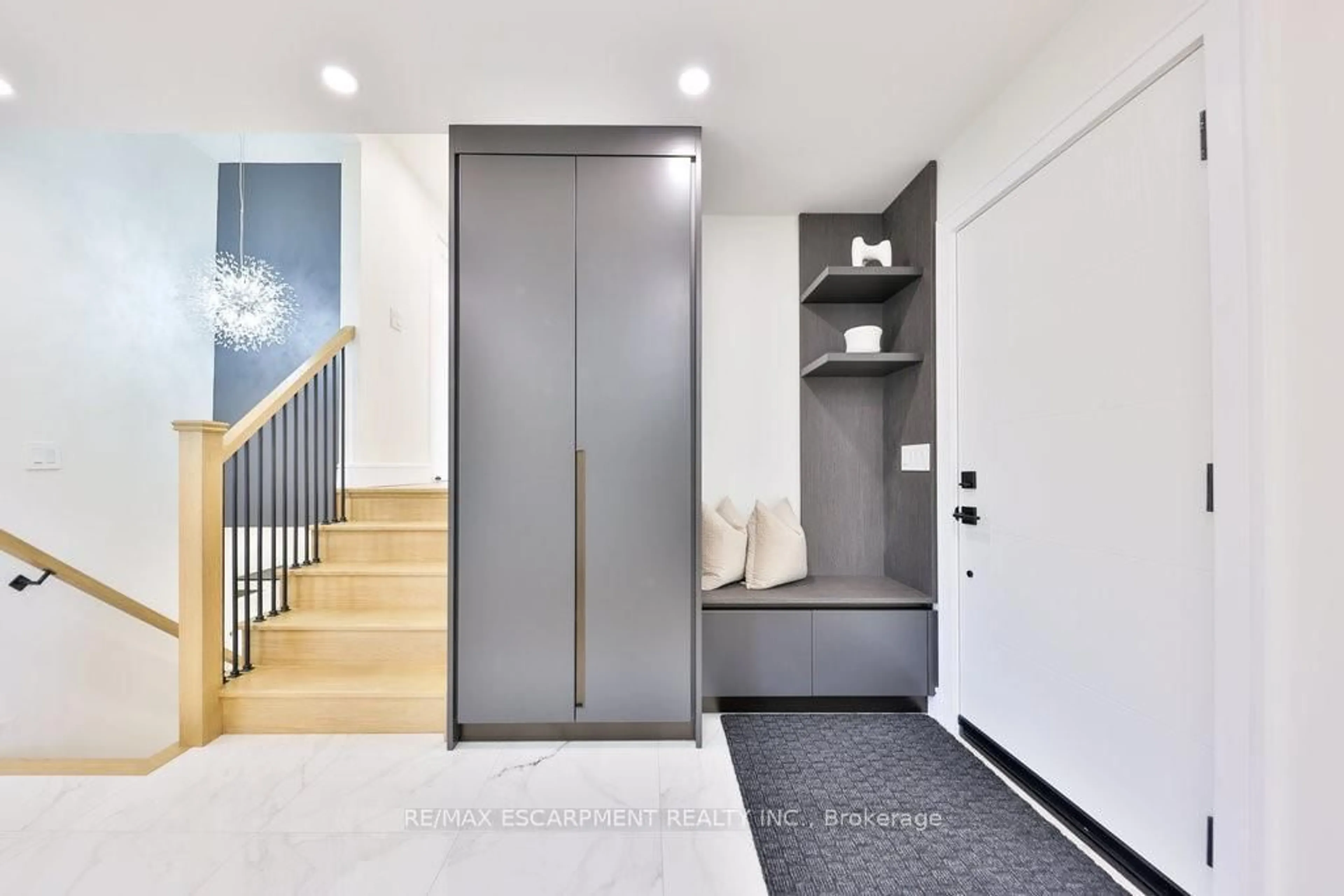 Indoor entryway for 194 Slater Cres, Oakville Ontario L6K 2C8