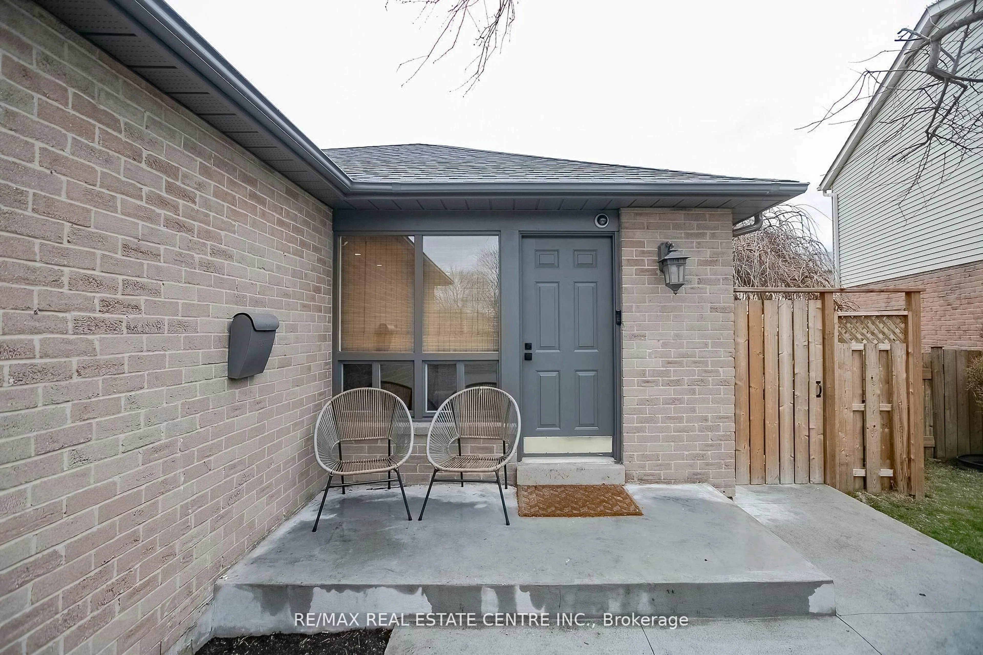 Home with brick exterior material, street for 6089 Fullerton Cres, Mississauga Ontario L5N 3A3