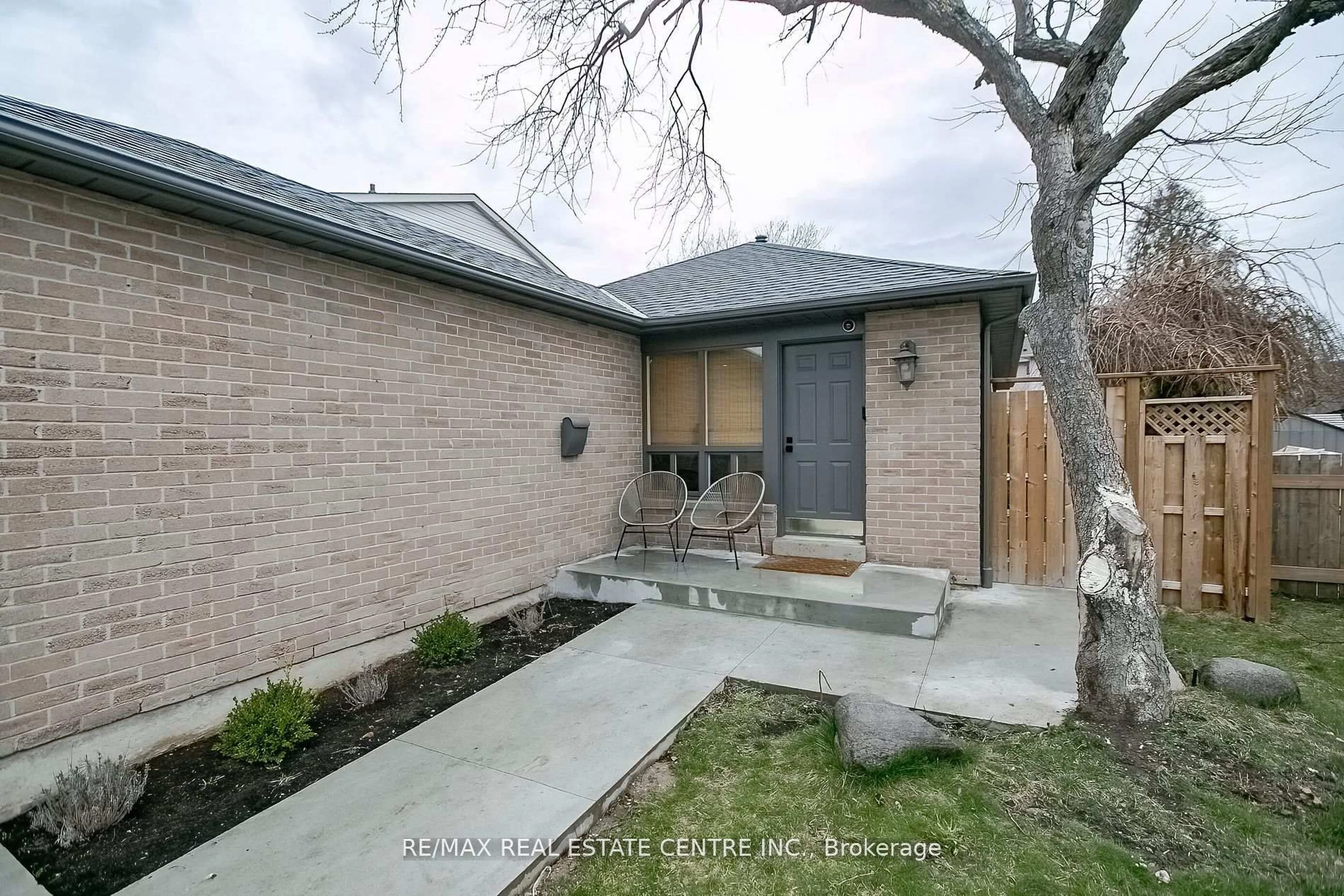 Home with brick exterior material, street for 6089 Fullerton Cres, Mississauga Ontario L5N 3A3