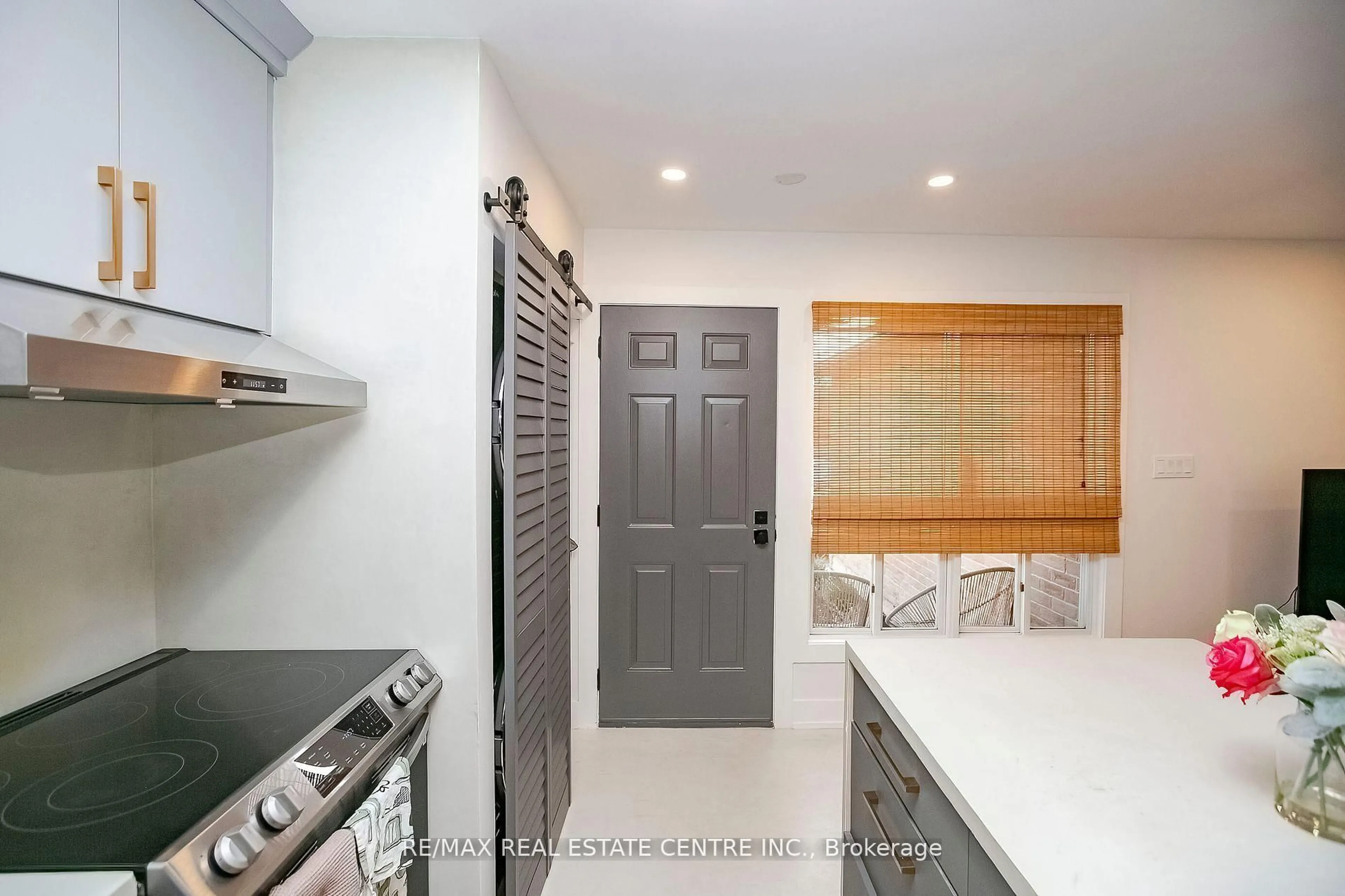 Contemporary kitchen, ceramic/tile floor for 6089 Fullerton Cres, Mississauga Ontario L5N 3A3