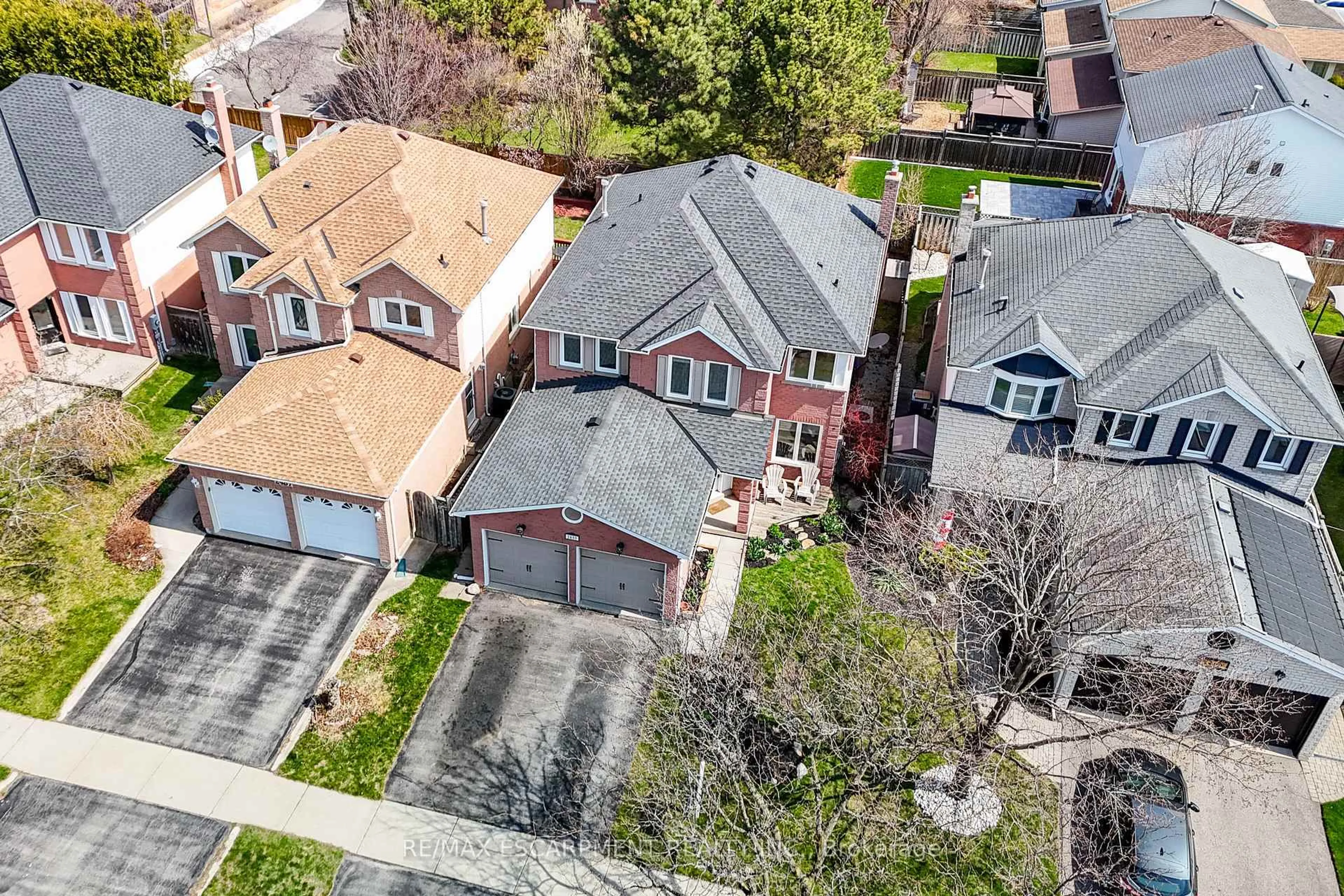 A pic from outside/outdoor area/front of a property/back of a property/a pic from drone, street for 2485 Newport St, Burlington Ontario L7M 3X7