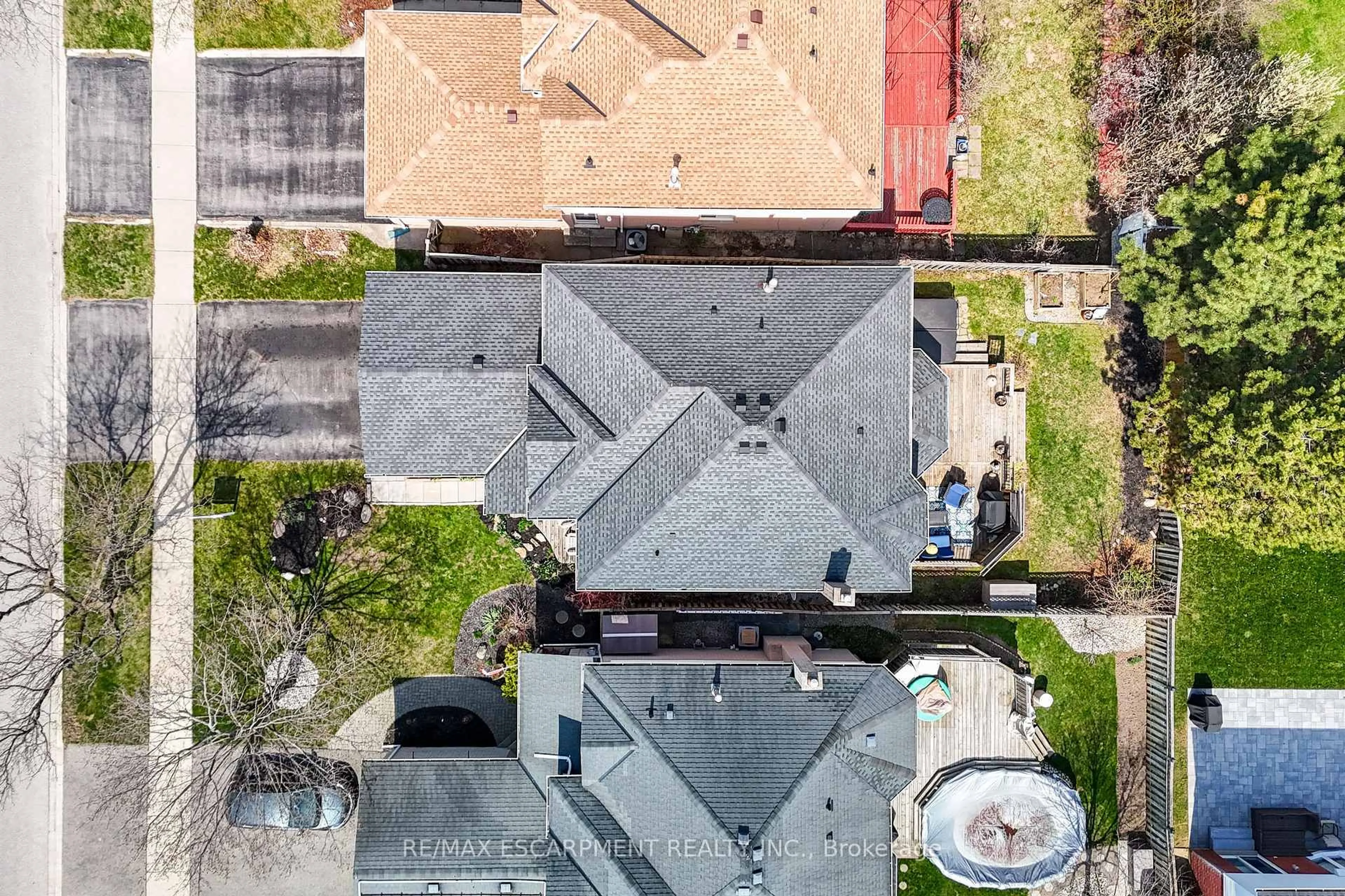 A pic from outside/outdoor area/front of a property/back of a property/a pic from drone, street for 2485 Newport St, Burlington Ontario L7M 3X7