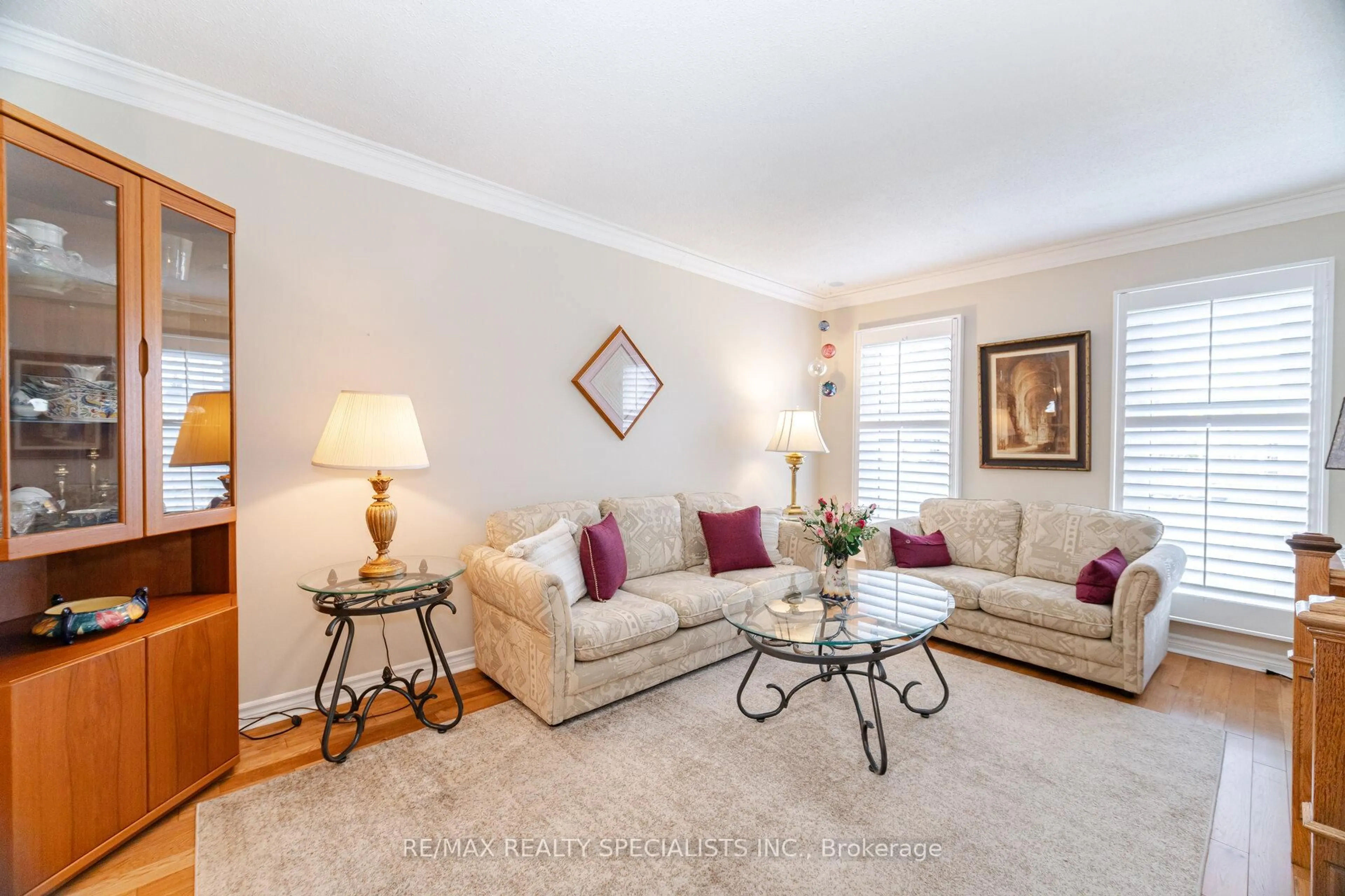 Living room with furniture, unknown for 2976 Dancer Crt, Mississauga Ontario L5L 1Y4