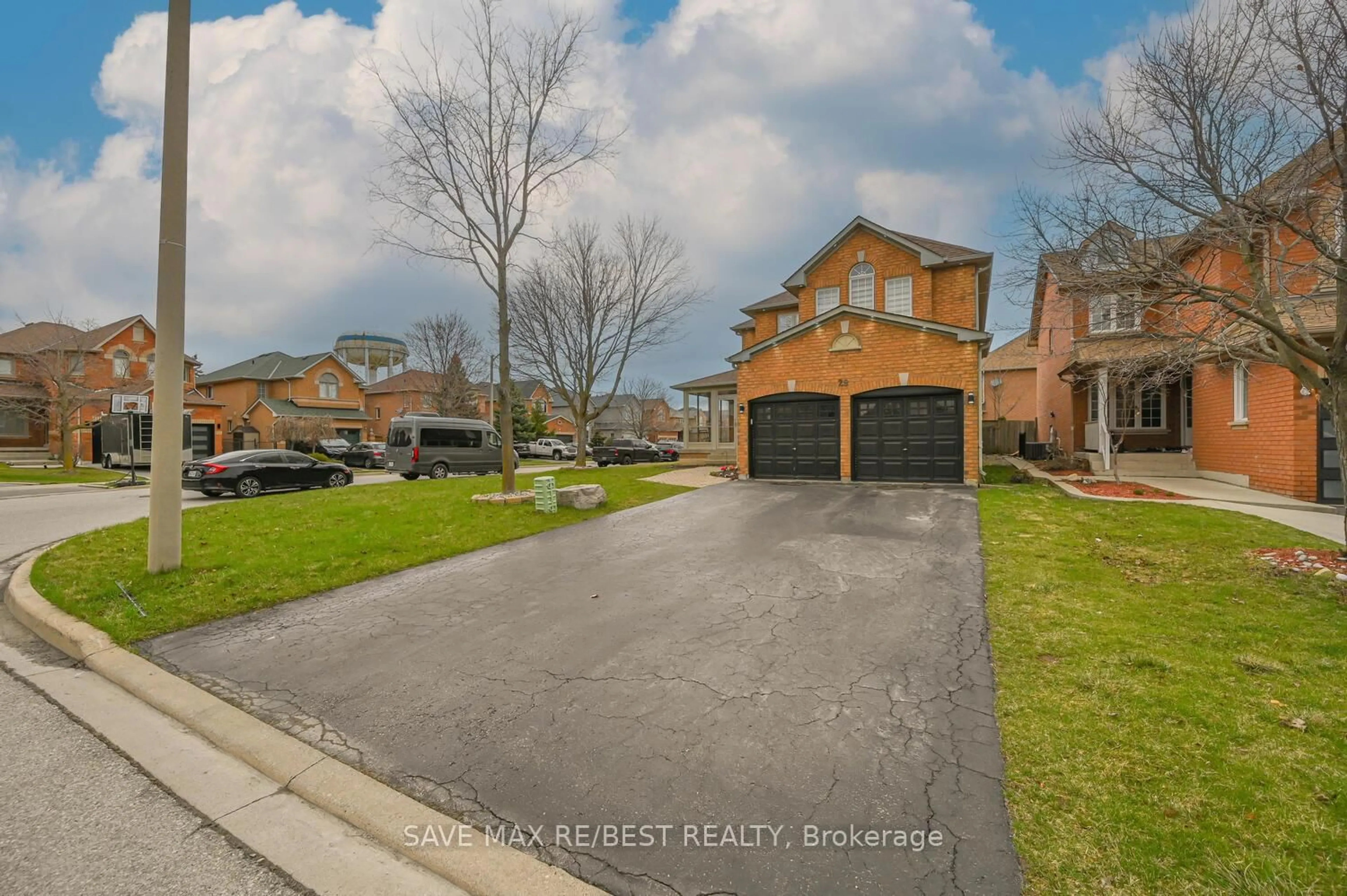 A pic from outside/outdoor area/front of a property/back of a property/a pic from drone, street for 29 Baccarat Cres, Brampton Ontario L7A 1K7
