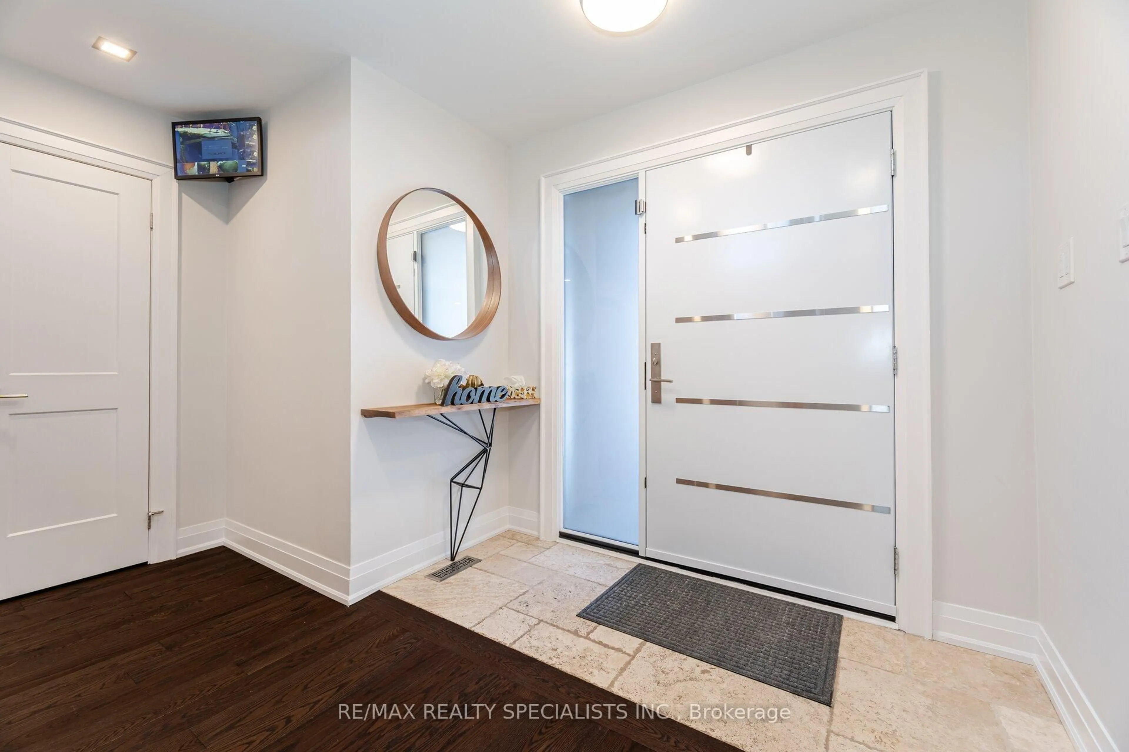 Indoor entryway for 99 Kenpark Ave, Brampton Ontario L6Z 3K5