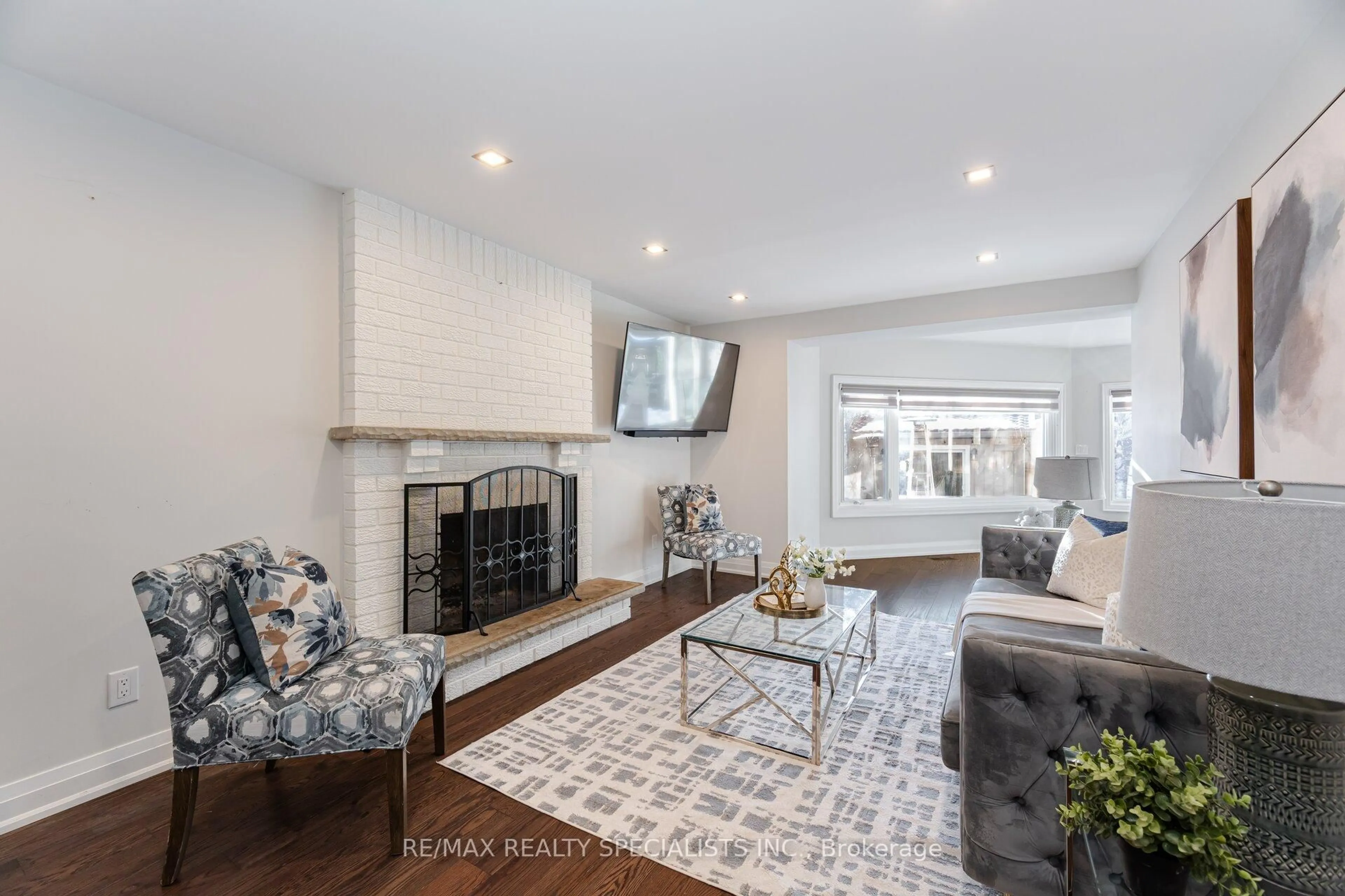 Living room with furniture, unknown for 99 Kenpark Ave, Brampton Ontario L6Z 3K5