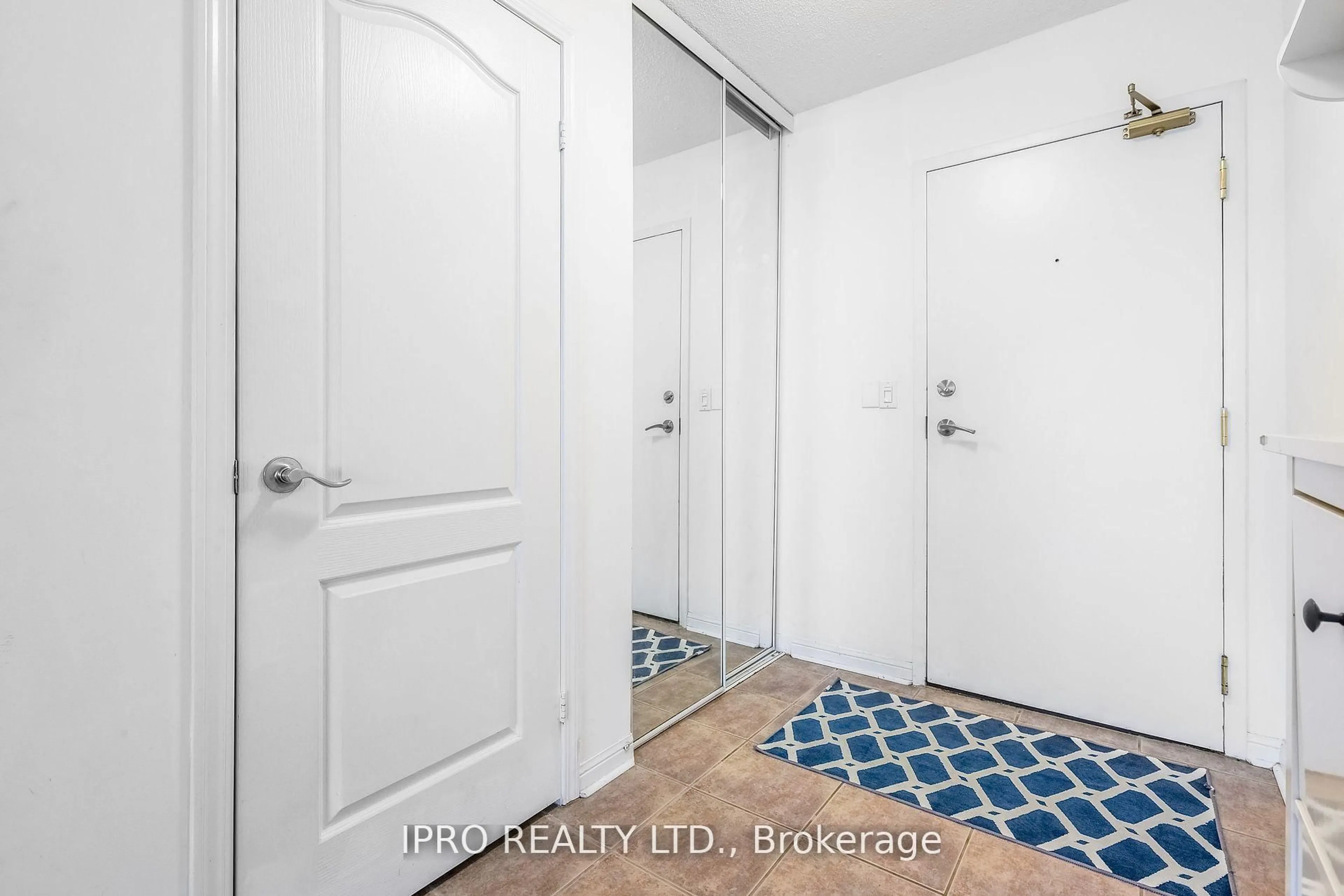Indoor entryway for 1150 Parkwest Pl #503, Mississauga Ontario L5E 3K4