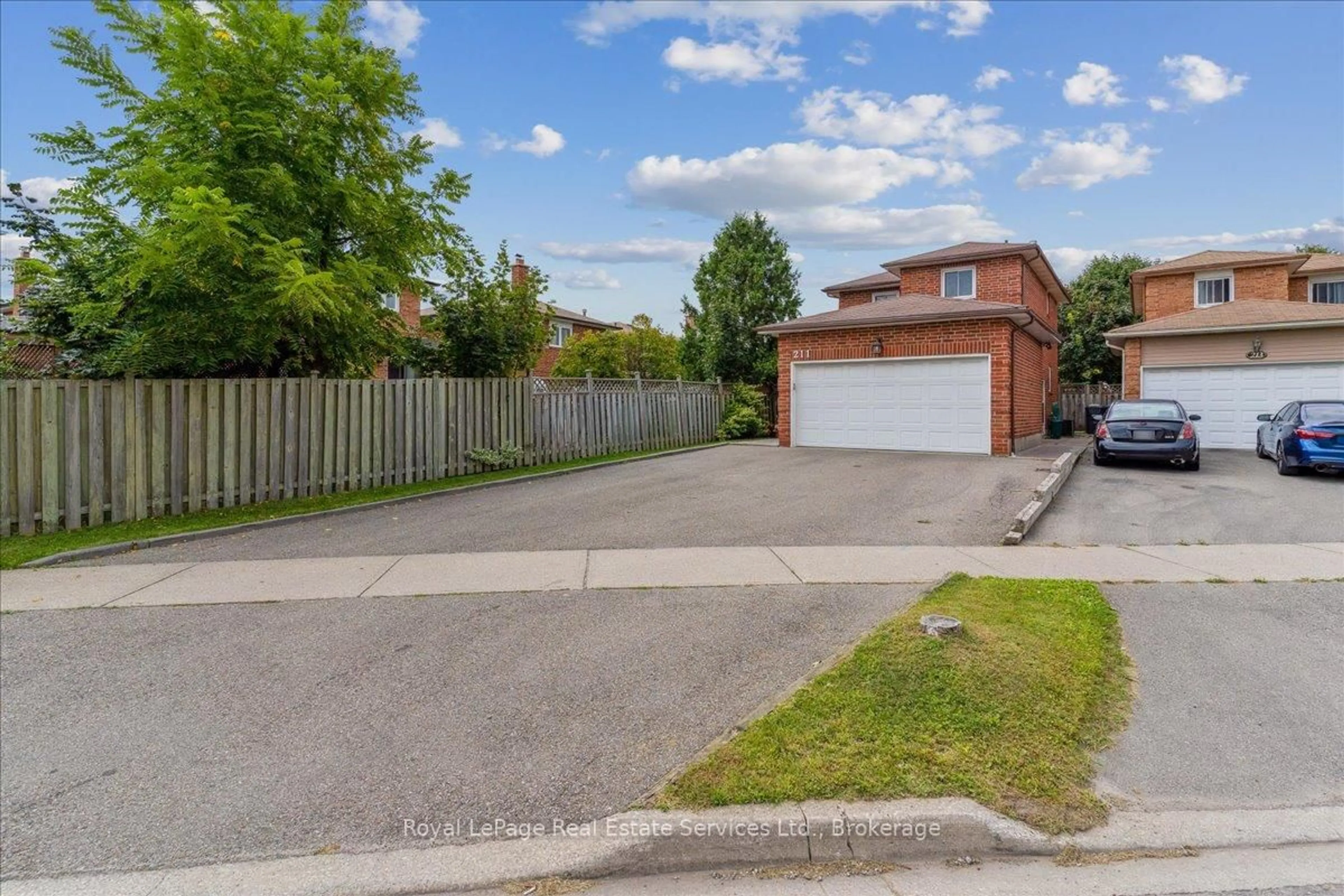 A pic from outside/outdoor area/front of a property/back of a property/a pic from drone, street for 211 Murray St, Brampton Ontario L6X 3L8